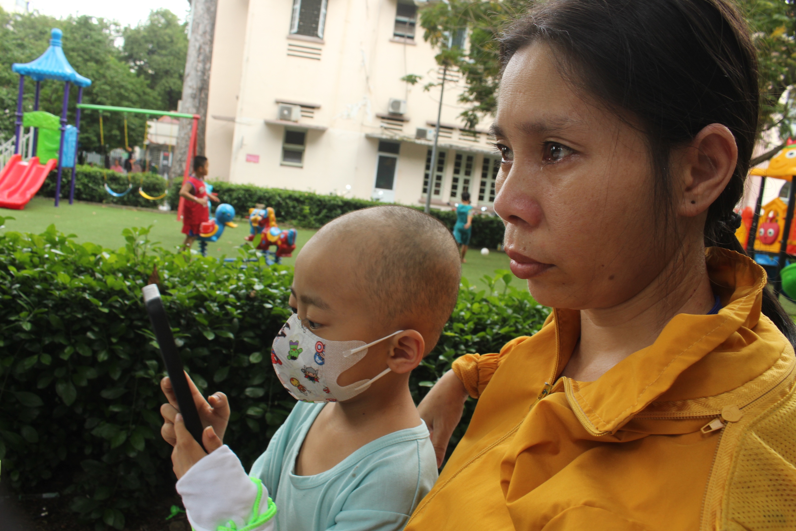 Con muốn sống: Vét 7 triệu đồng tiền cưới, người mẹ nghèo cứu con ung thư máu- Ảnh 1. Con muốn sống: Vét 7 triệu đồng tiền cưới, người mẹ nghèo cứu con ung thư máu- Ảnh 1.