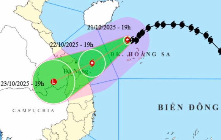 Không khí lạnh cản bão số 12 đi chậm lại, mưa lớn diện rộng kéo dài- Ảnh 1. Không khí lạnh cản bão số 12 đi chậm lại, mưa lớn diện rộng kéo dài- Ảnh 1.