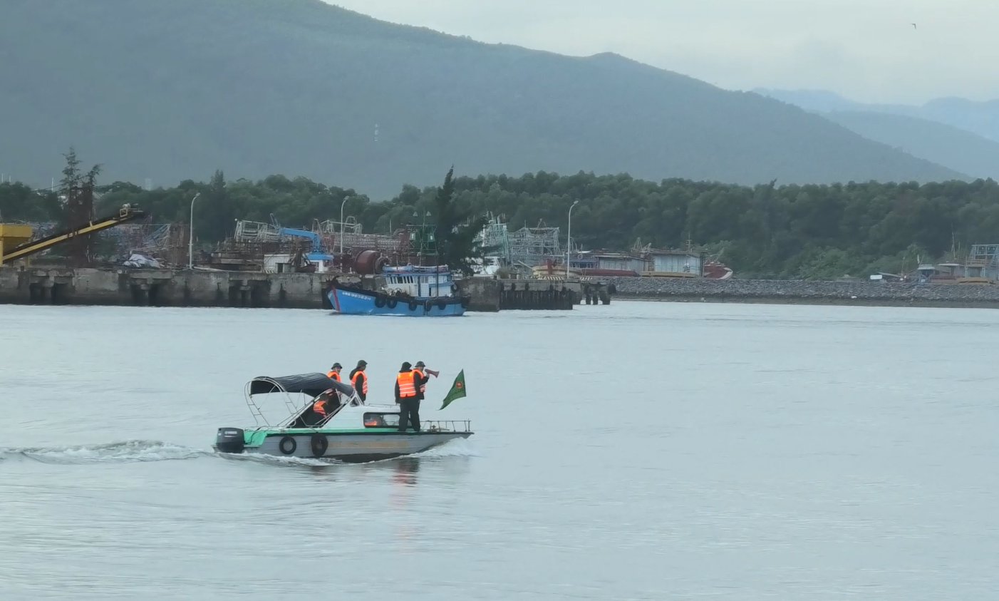 Ca nô biên phòng Quảng Trị quần thảo nơi cửa biển, giúp tàu thuyền tránh bão số 12 - Ảnh 1. Ca nô biên phòng Quảng Trị quần thảo nơi cửa biển, giúp tàu thuyền tránh bão số 12 - Ảnh 1.