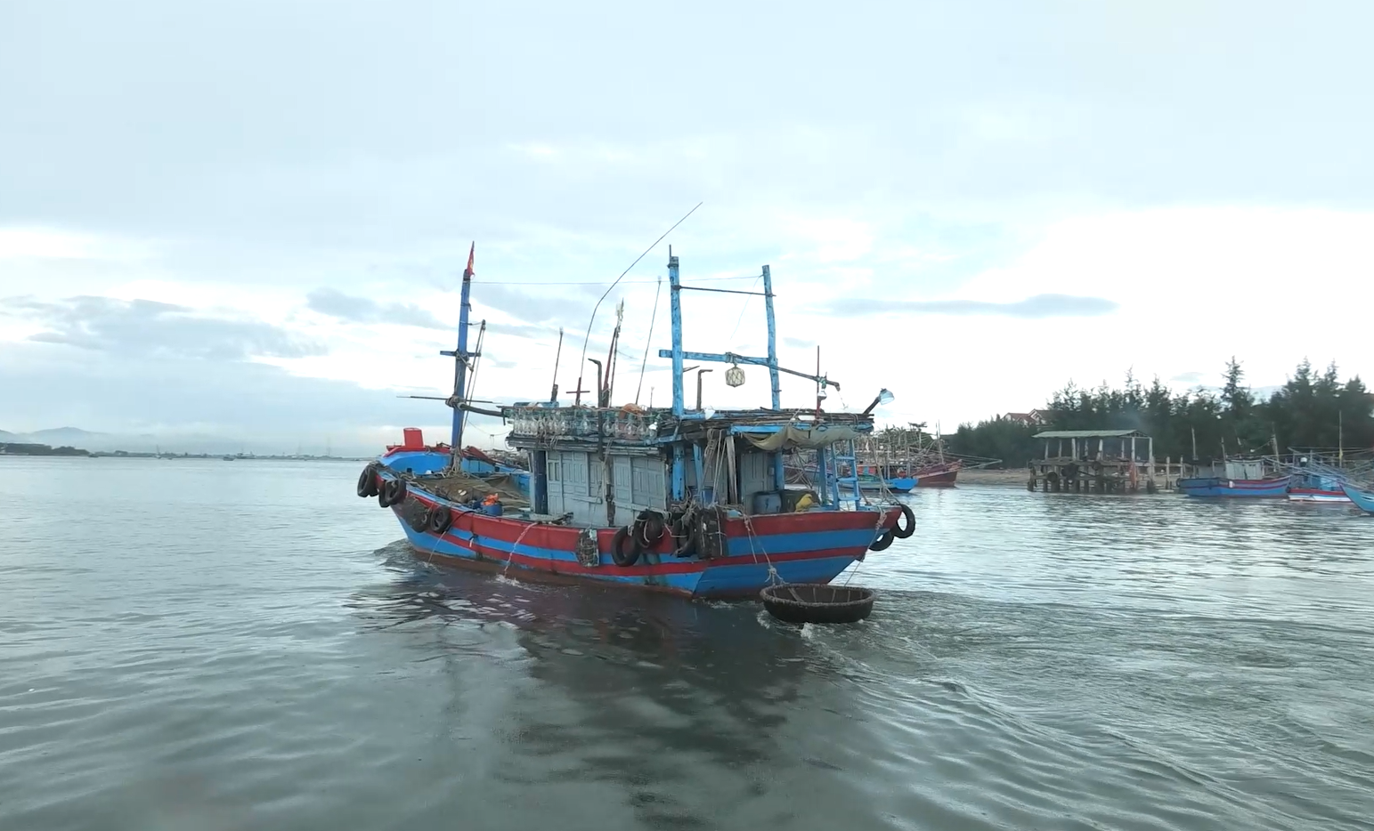 Ca nô biên phòng Quảng Trị quần thảo nơi cửa biển, giúp tàu thuyền tránh bão số 12 - Ảnh 3. Ca nô biên phòng Quảng Trị quần thảo nơi cửa biển, giúp tàu thuyền tránh bão số 12 - Ảnh 3.