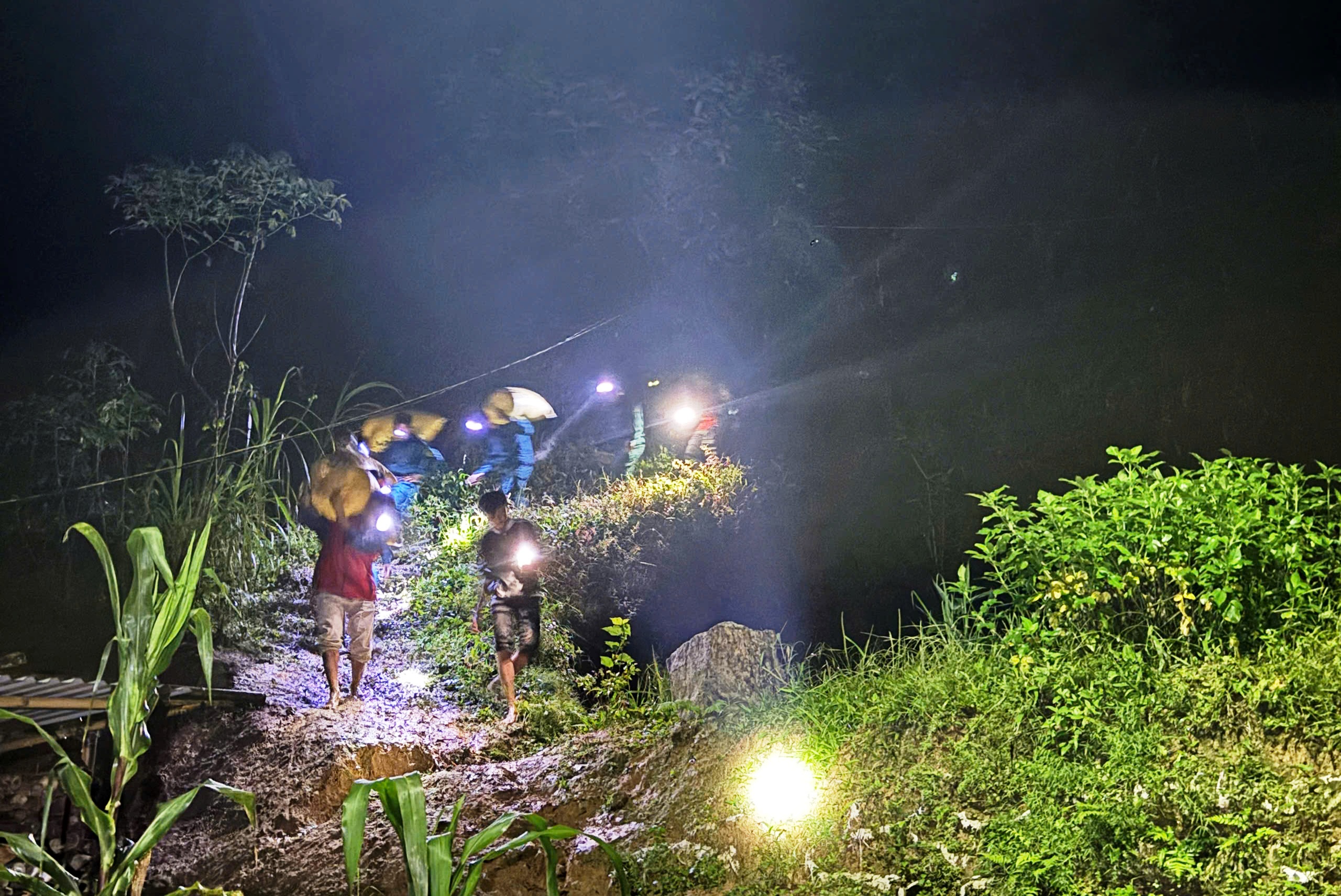 Xuất hiện vết nứt dài hơn 50 m, hàng chục hộ dân được di dời trong đêm - Ảnh 2.