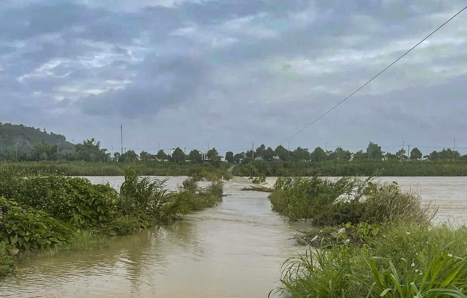 Ứng phó bão Fengshen (bão số 12): Quảng Ngãi bắn pháo hiệu khẩn cấp kêu gọi tàu thuyền vào bờ - Ảnh 3. Ứng phó bão Fengshen (bão số 12): Quảng Ngãi bắn pháo hiệu khẩn cấp kêu gọi tàu thuyền vào bờ - Ảnh 3.