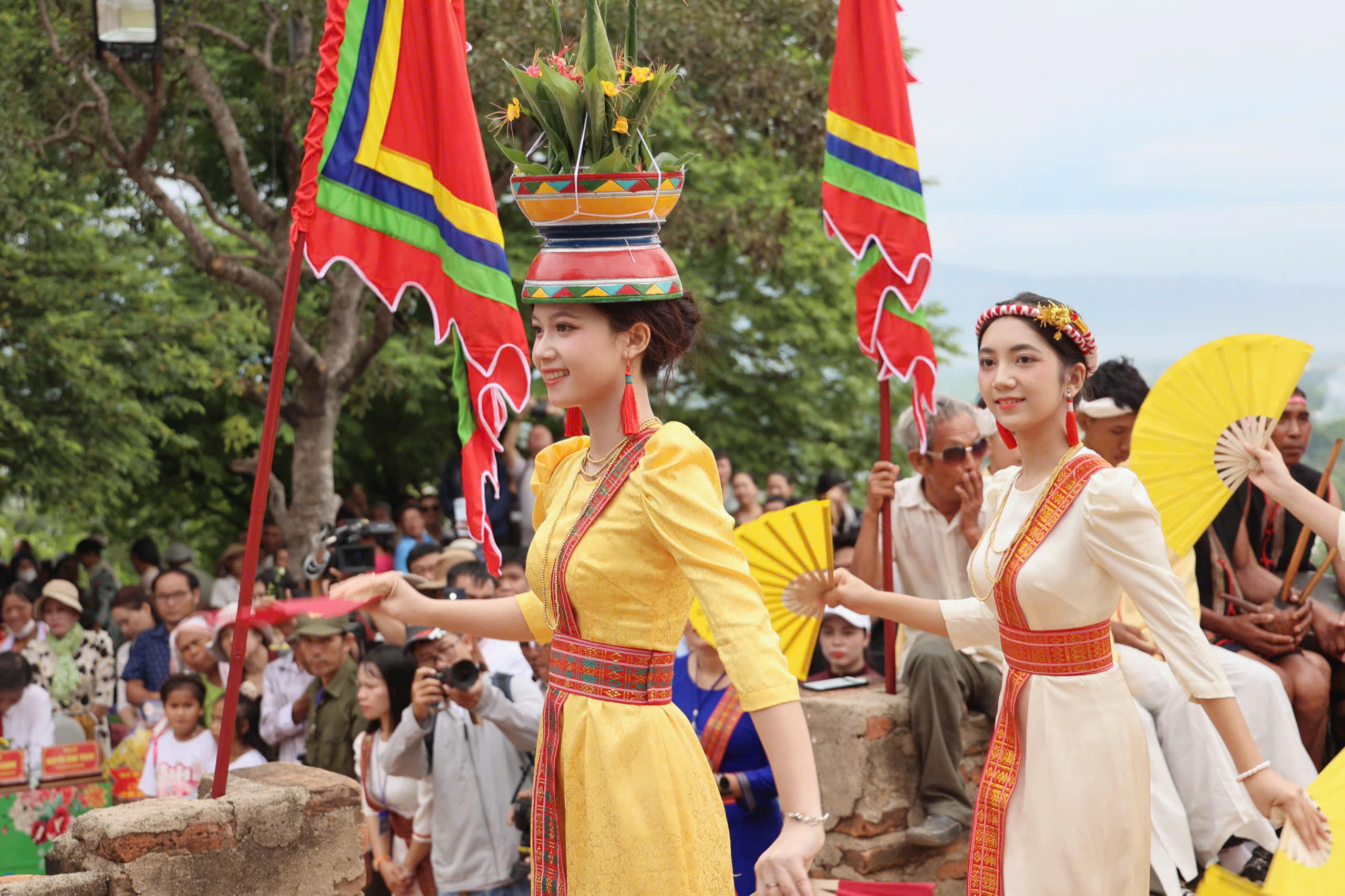 Hình ảnh đặc sắc vui đón lễ hội Katê từ hàng nghìn người dân, du khách - Ảnh 5. Hình ảnh đặc sắc vui đón lễ hội Katê từ hàng nghìn người dân, du khách - Ảnh 5.