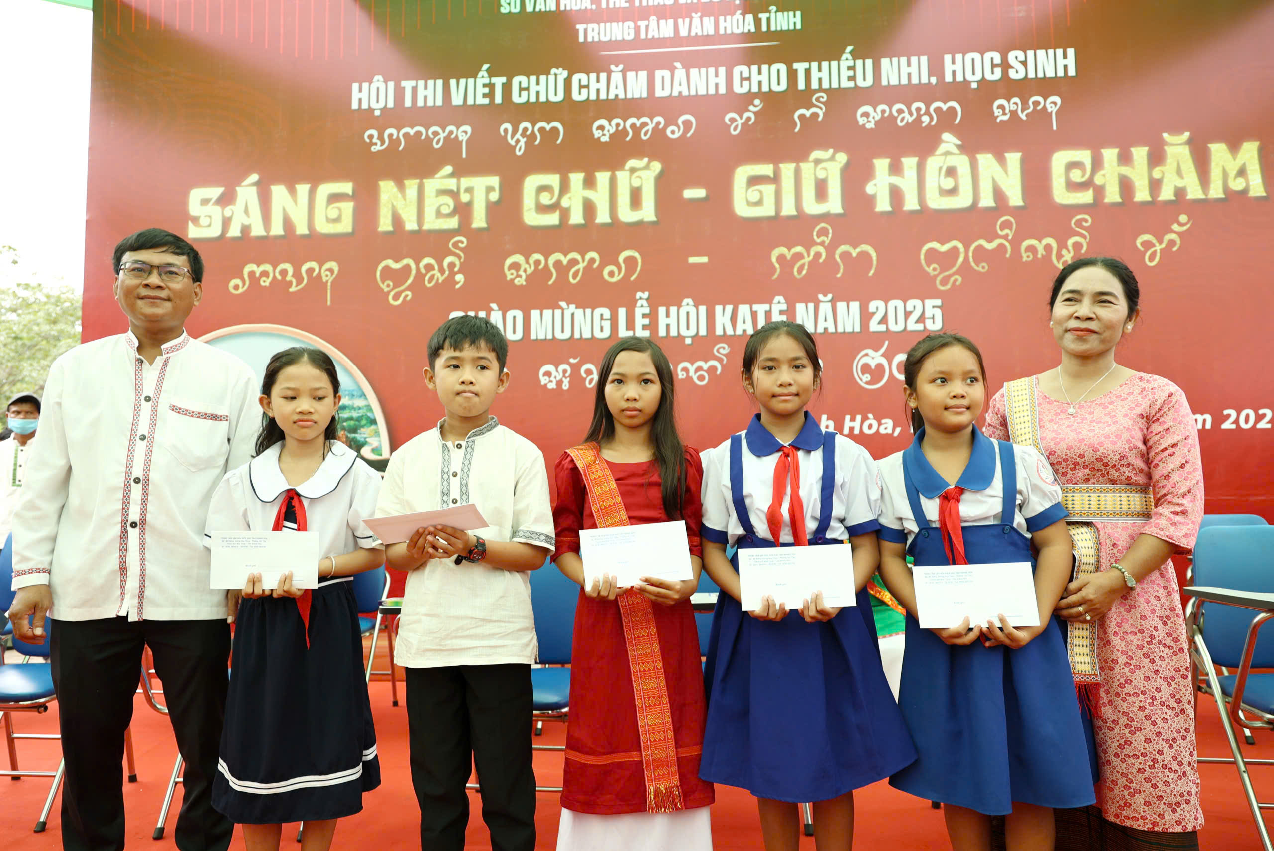 Hình ảnh đặc sắc vui đón lễ hội Katê từ hàng nghìn người dân, du khách - Ảnh 13. Hình ảnh đặc sắc vui đón lễ hội Katê từ hàng nghìn người dân, du khách - Ảnh 13.