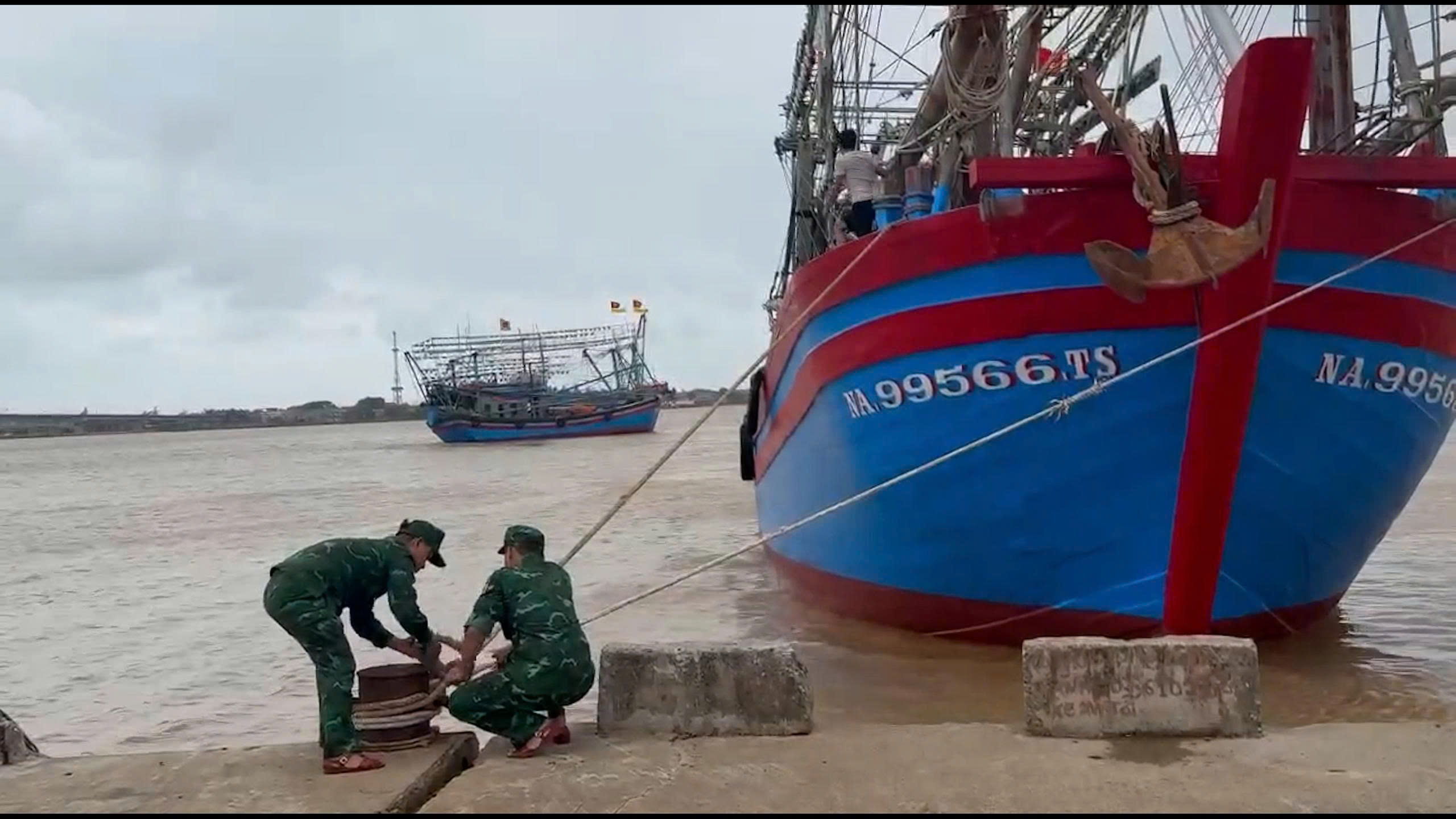 Ca nô biên phòng Quảng Trị quần thảo nơi cửa biển, giúp tàu thuyền tránh bão số 12 - Ảnh 5. Ca nô biên phòng Quảng Trị quần thảo nơi cửa biển, giúp tàu thuyền tránh bão số 12 - Ảnh 5.