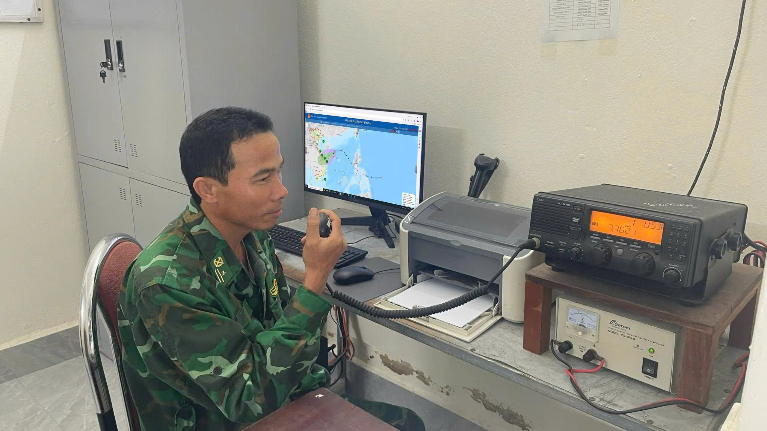 Ca nô biên phòng Quảng Trị quần thảo nơi cửa biển, giúp tàu thuyền tránh bão số 12 - Ảnh 4. Ca nô biên phòng Quảng Trị quần thảo nơi cửa biển, giúp tàu thuyền tránh bão số 12 - Ảnh 4.