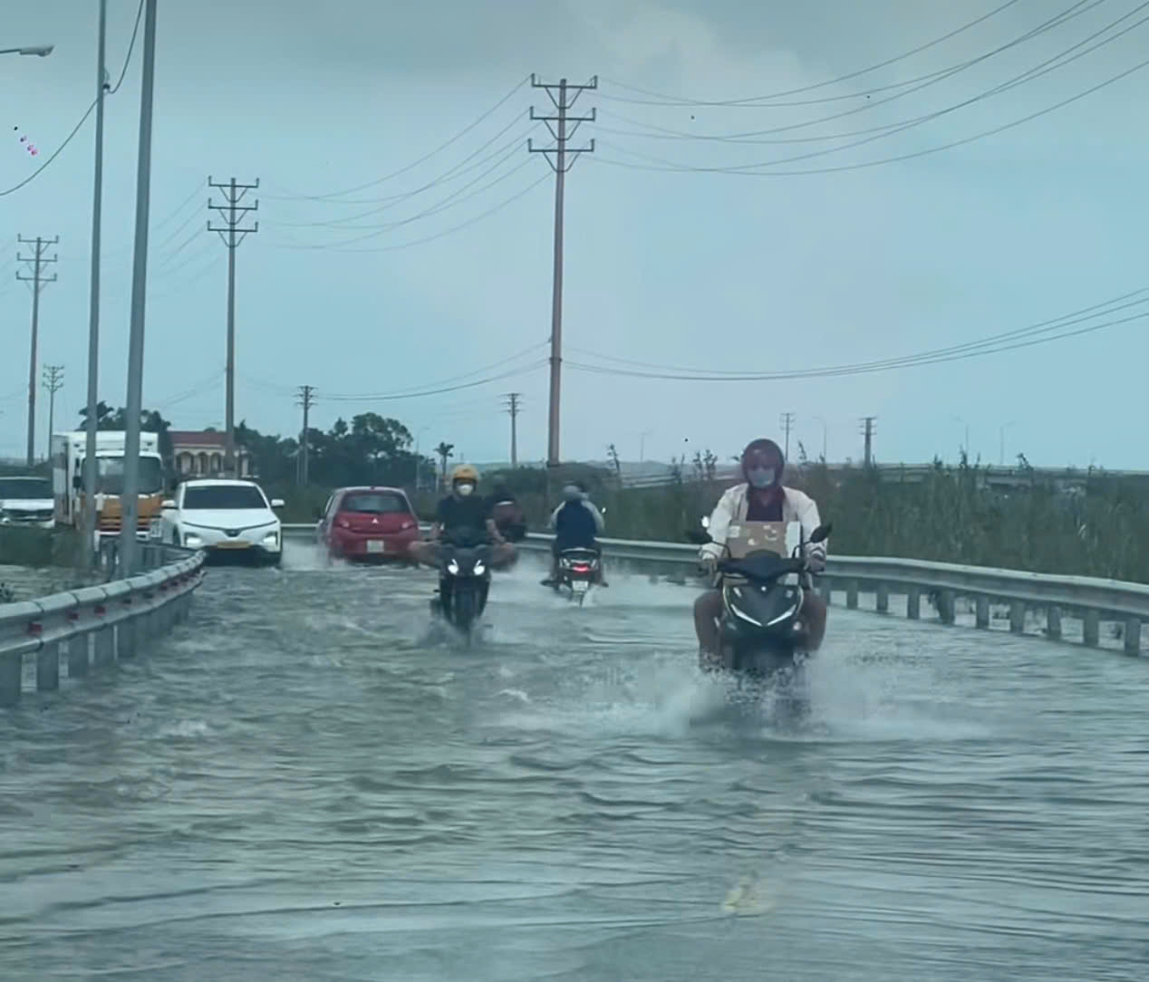 Vùng trũng Huế ngập trước khi bão Fengshen vào bờ, người dân lo lũ lớn- Ảnh 2. Vùng trũng Huế ngập trước khi bão Fengshen vào bờ, người dân lo lũ lớn- Ảnh 2.