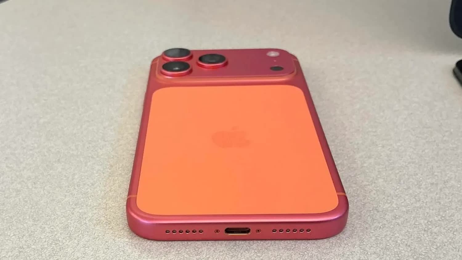 Vì sao iPhone 17 Pro màu cam bỗng hóa hồng? - Ảnh 1.