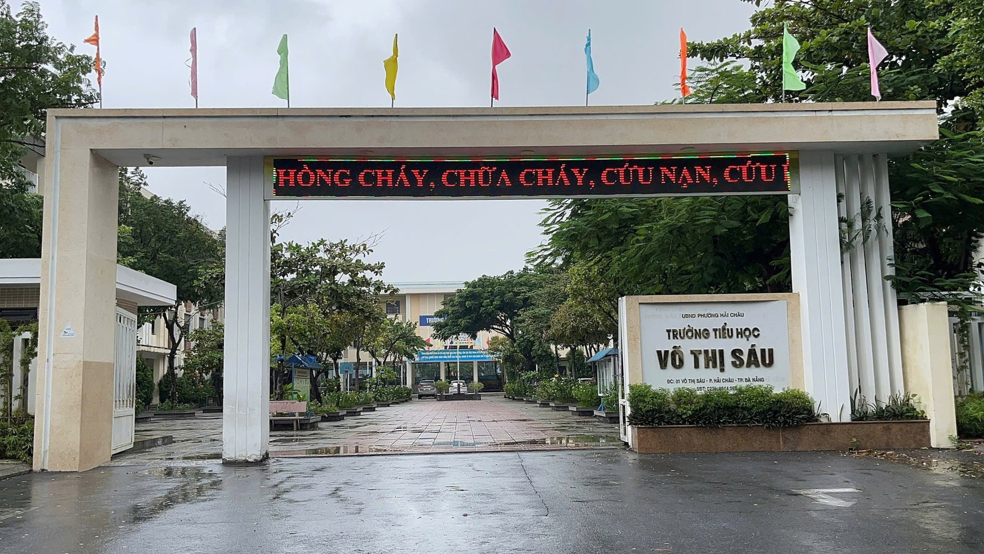 Trường học mở cửa cho dân đưa…