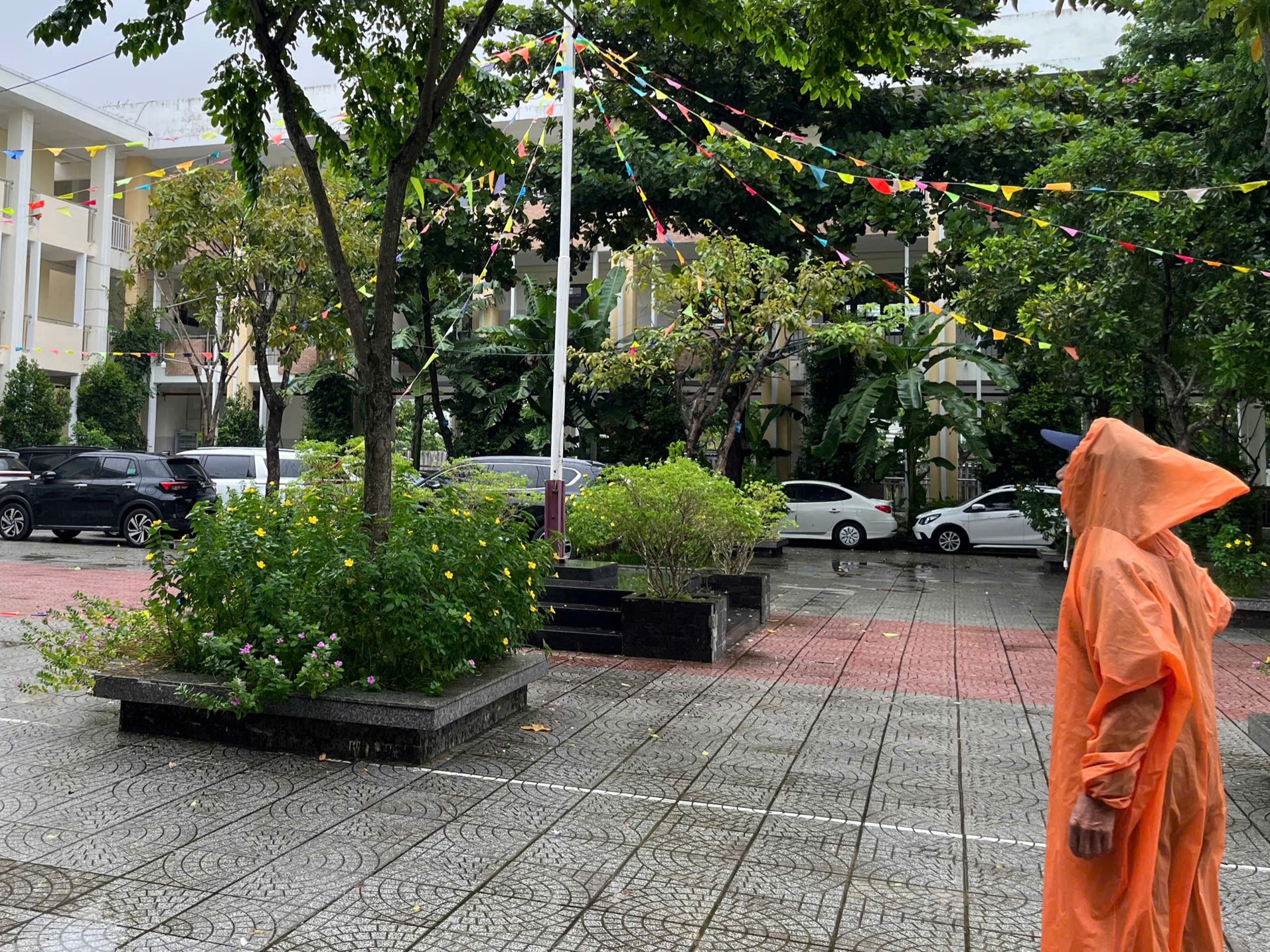 Schulen öffnen, damit die Menschen ihre Fahrzeuge parken können, um Überschwemmungen zu vermeiden, und stellen kostenlose Fengshen-Sturmschutzräume zur Verfügung – Foto 6. Trường học mở cửa cho dân đưa xe tránh ngập, bố trí trú bão Fengshen miễn phí- Ảnh 6.