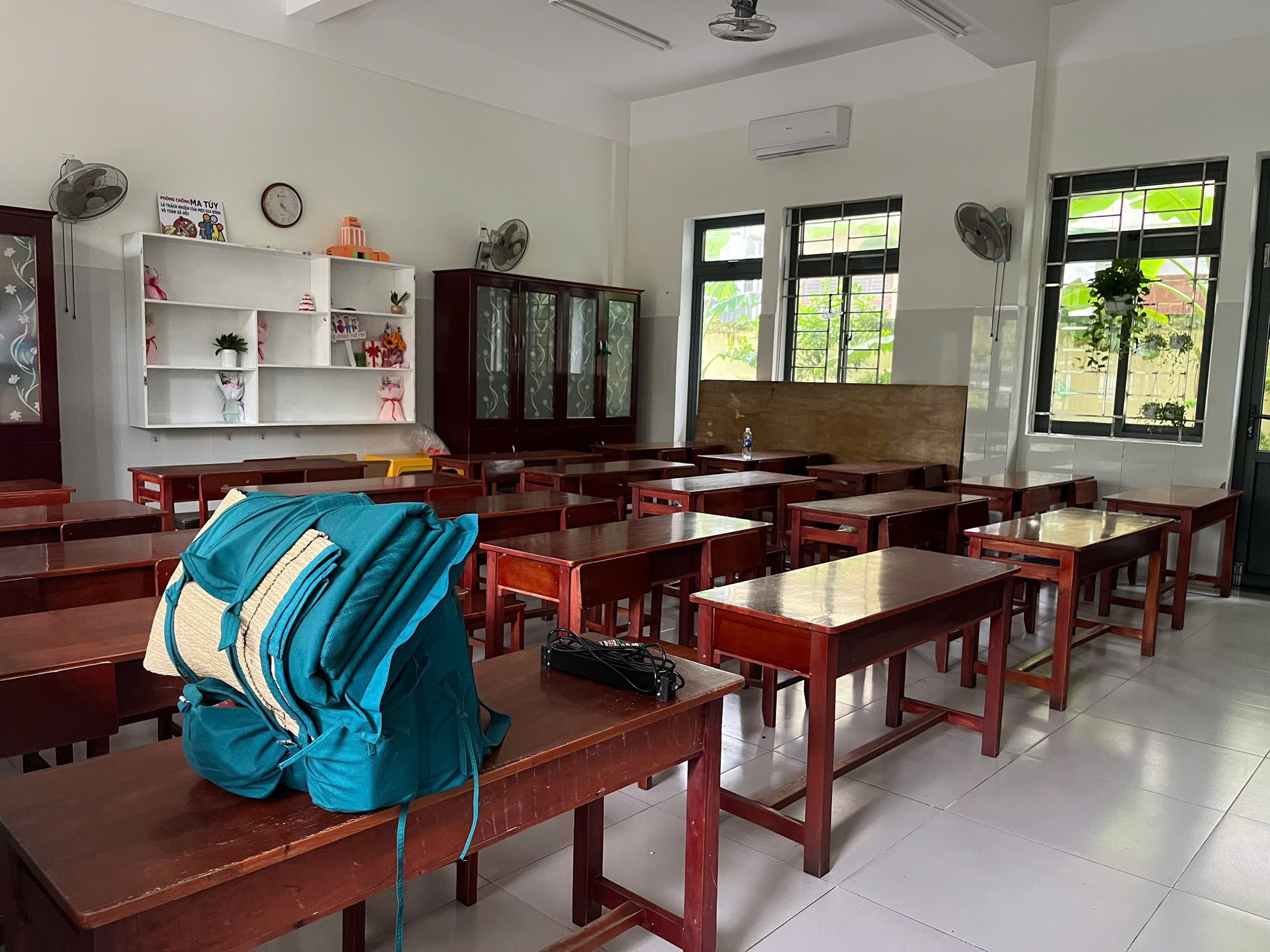 Schulen öffnen, damit die Menschen ihre Fahrzeuge parken können, um Überschwemmungen zu vermeiden, und stellen kostenlose Fengshen-Sturmschutzräume zur Verfügung – Foto 7. Trường học mở cửa cho dân đưa xe tránh ngập, bố trí trú bão Fengshen miễn phí- Ảnh 7.