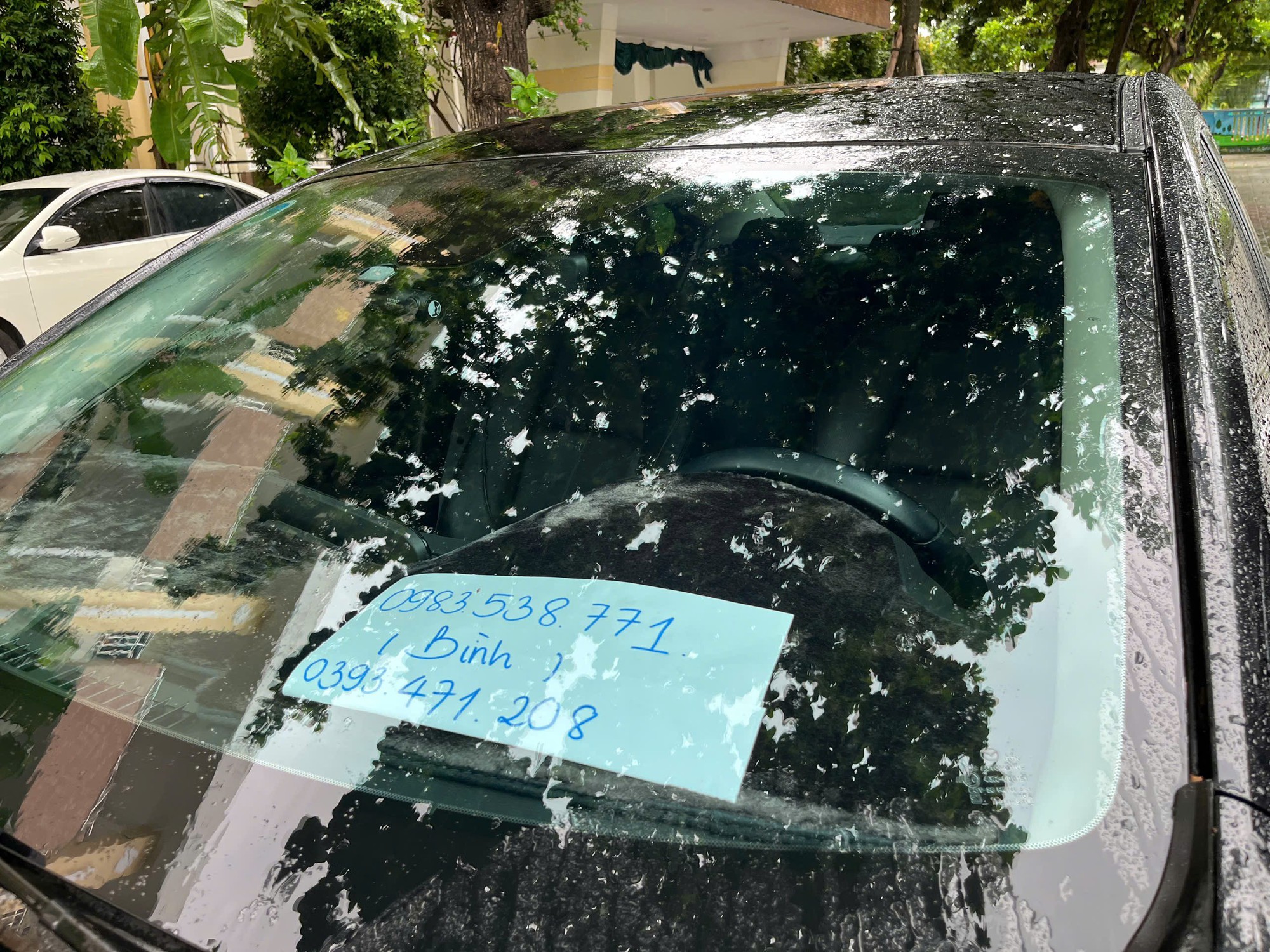 Schulen öffnen, damit die Menschen ihre Fahrzeuge parken können, um Überschwemmungen zu vermeiden, und stellen kostenlose Fengshen-Sturmschutzräume zur Verfügung – Foto 5. Trường học mở cửa cho dân đưa xe tránh ngập, bố trí trú bão Fengshen miễn phí- Ảnh 5.
