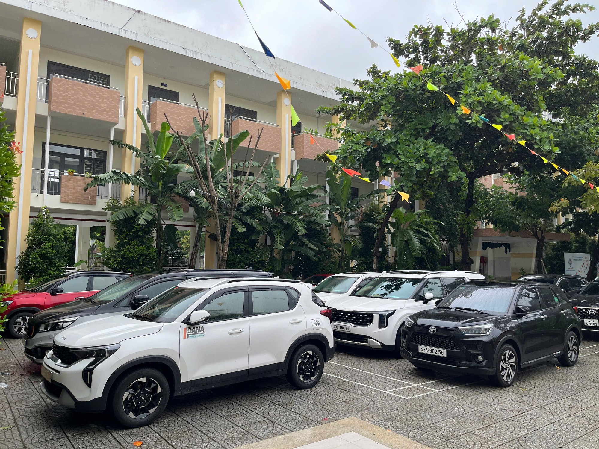 Schulen öffnen, damit die Menschen ihre Fahrzeuge parken können, um Überschwemmungen zu vermeiden, und stellen kostenlose Fengshen-Sturmschutzräume zur Verfügung – Foto 8. Trường học mở cửa cho dân đưa xe tránh ngập, bố trí trú bão Fengshen miễn phí- Ảnh 8.