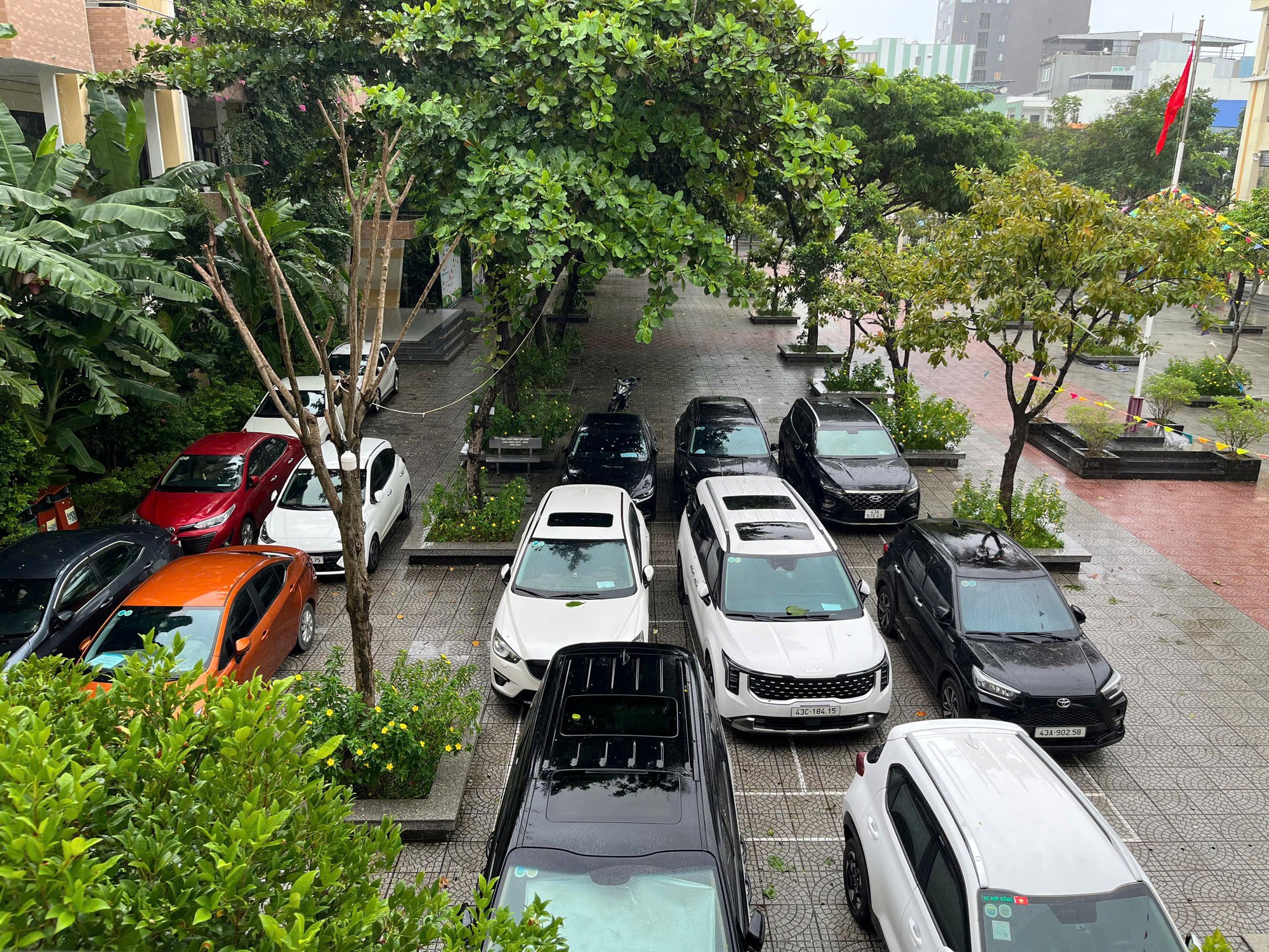 Schulen öffnen, damit die Menschen ihre Fahrzeuge parken können, um Überschwemmungen zu vermeiden, und stellen kostenlose Fengshen-Sturmschutzräume zur Verfügung – Foto 4. Trường học mở cửa cho dân đưa xe tránh ngập, bố trí trú bão Fengshen miễn phí- Ảnh 4.