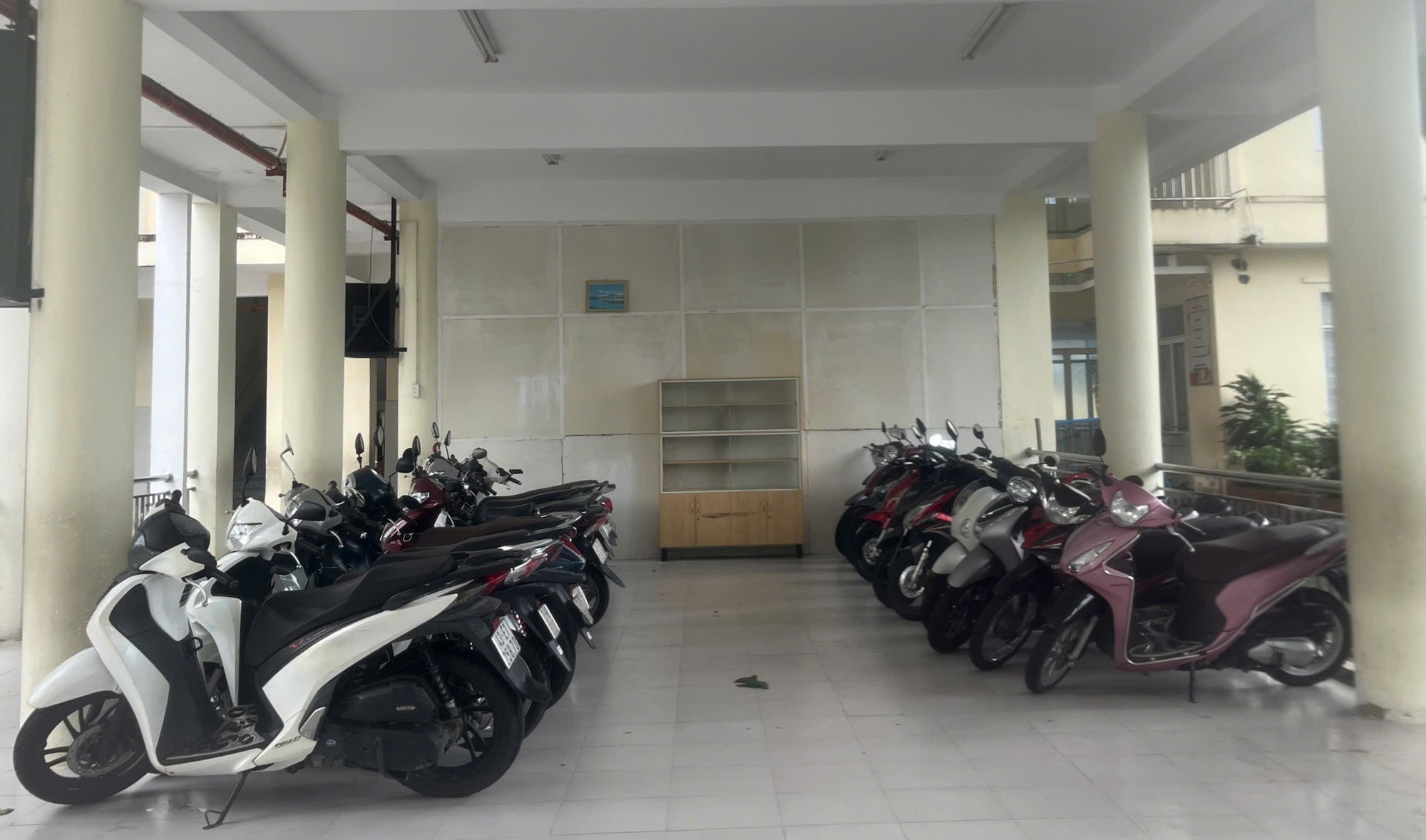 Schulen öffnen, damit die Menschen ihre Fahrzeuge parken können, um Überschwemmungen zu vermeiden, und stellen kostenlose Fengshen-Sturmschutzräume zur Verfügung – Foto 9. Trường học mở cửa cho dân đưa xe tránh ngập, bố trí trú bão Fengshen miễn phí- Ảnh 9.