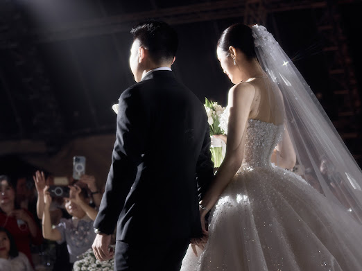

Đôi bạn trẻ nắm tay nhau đi giữa hôn trường  