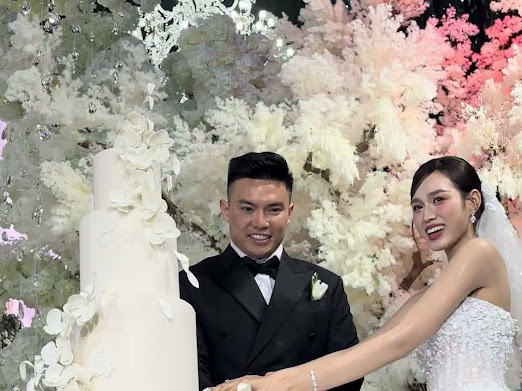 

Cả hai cùng nhau cắt chiếc bánh tình yêu  