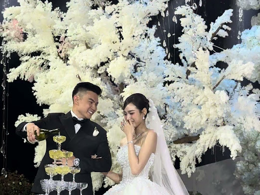 

Đôi trẻ thực hiện nghi lễ rót rượu  