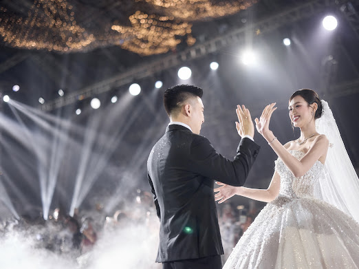 

Khoảnh khắc đập tay hẹn ước của cô dâu, chú rể  