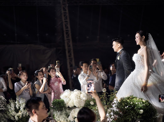 

Nụ cười rạng rỡ trên môi họ  