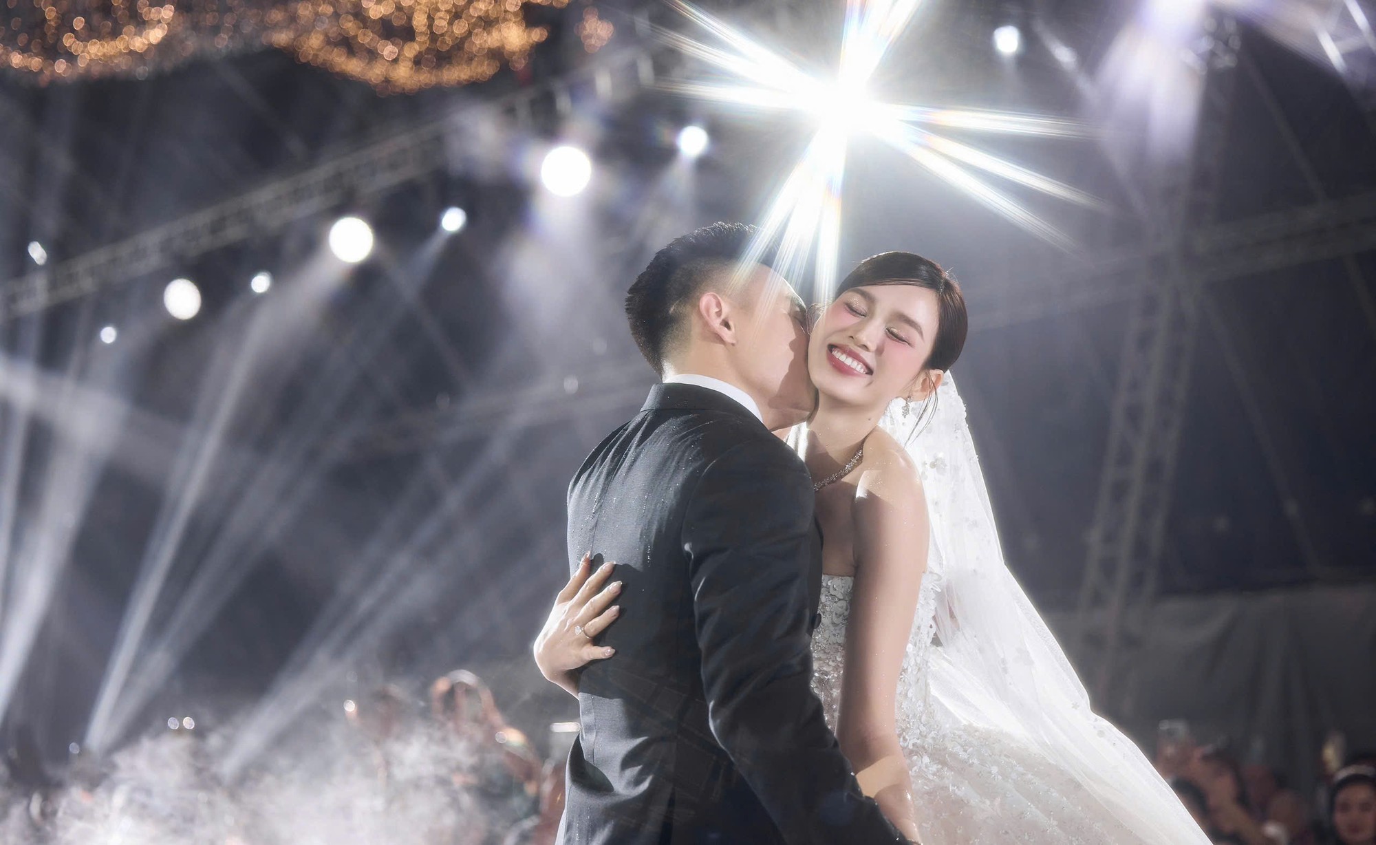 Những khoảnh khắc 'yêu' của thiếu gia Sơn Hải, Hoa hậu Đỗ Thị Hà trong tiệc cưới- Ảnh 6. Những khoảnh khắc 'yêu' của thiếu gia Sơn Hải, Hoa hậu Đỗ Thị Hà trong tiệc cưới- Ảnh 6.