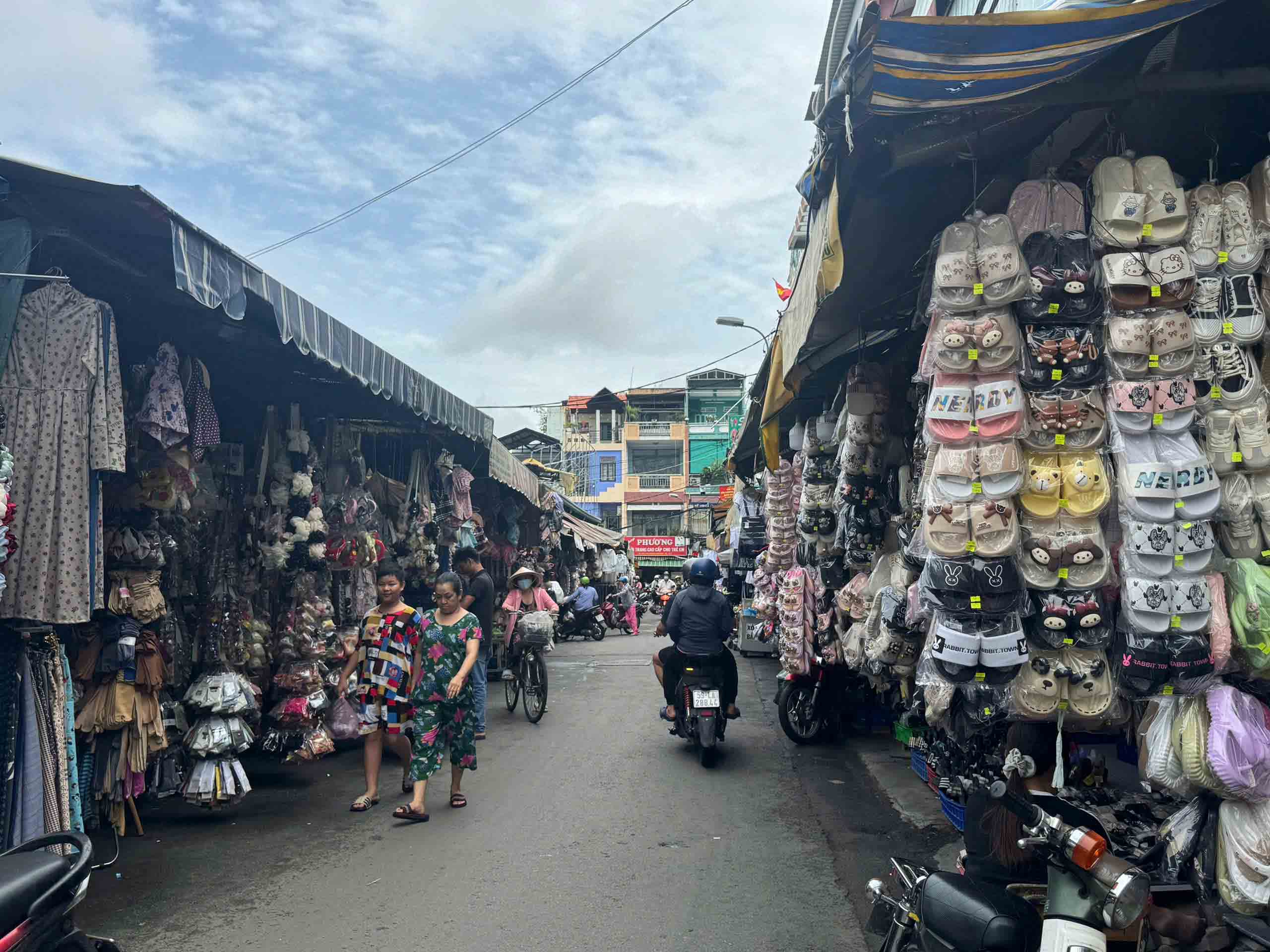 Đời chợ ở TP.HCM: Chợ xưa chưa xa, người xưa còn đó - Ảnh 2.