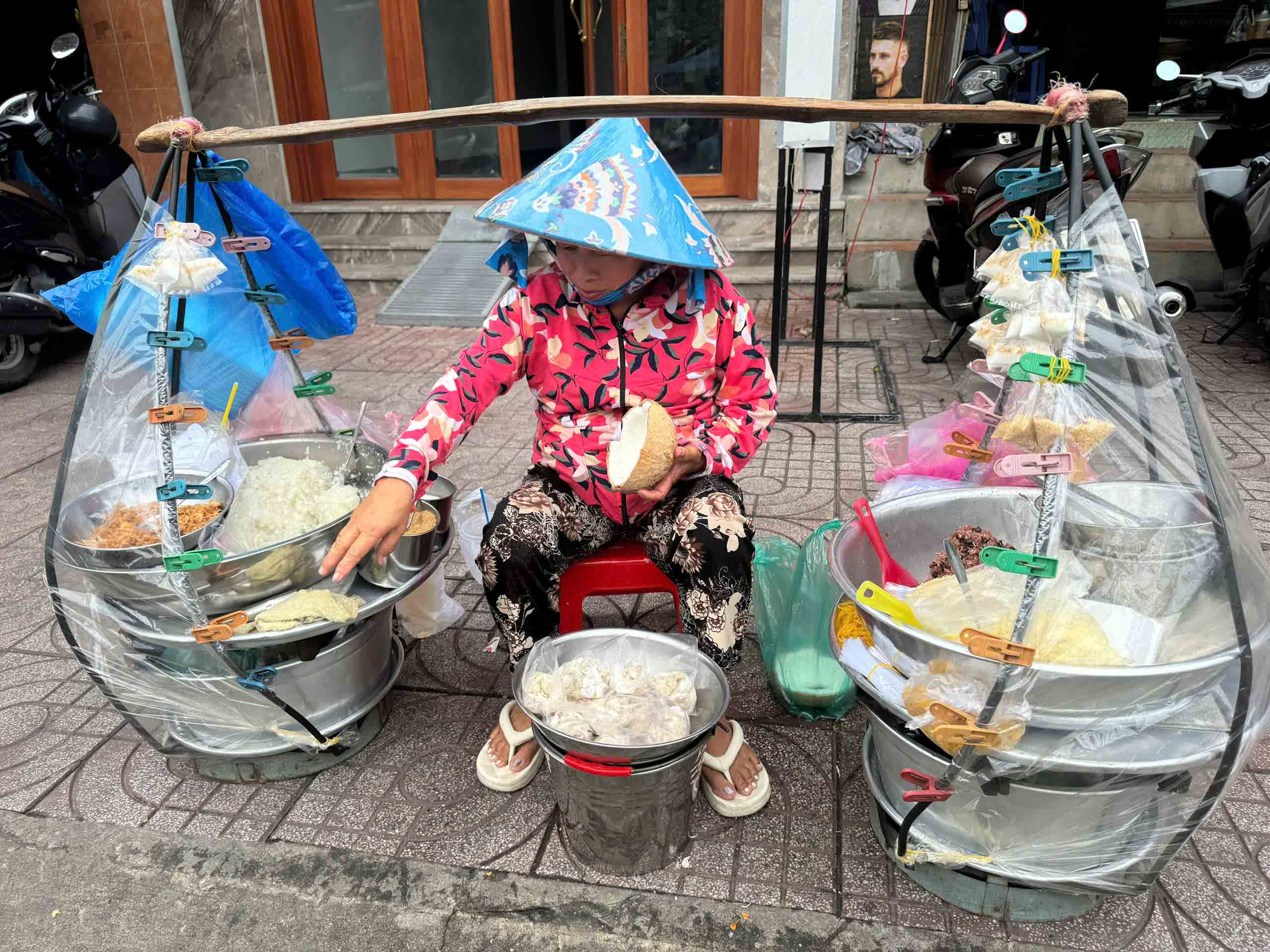 Đời chợ ở TP.HCM: Chợ xưa chưa xa, người xưa còn đó - Ảnh 3.