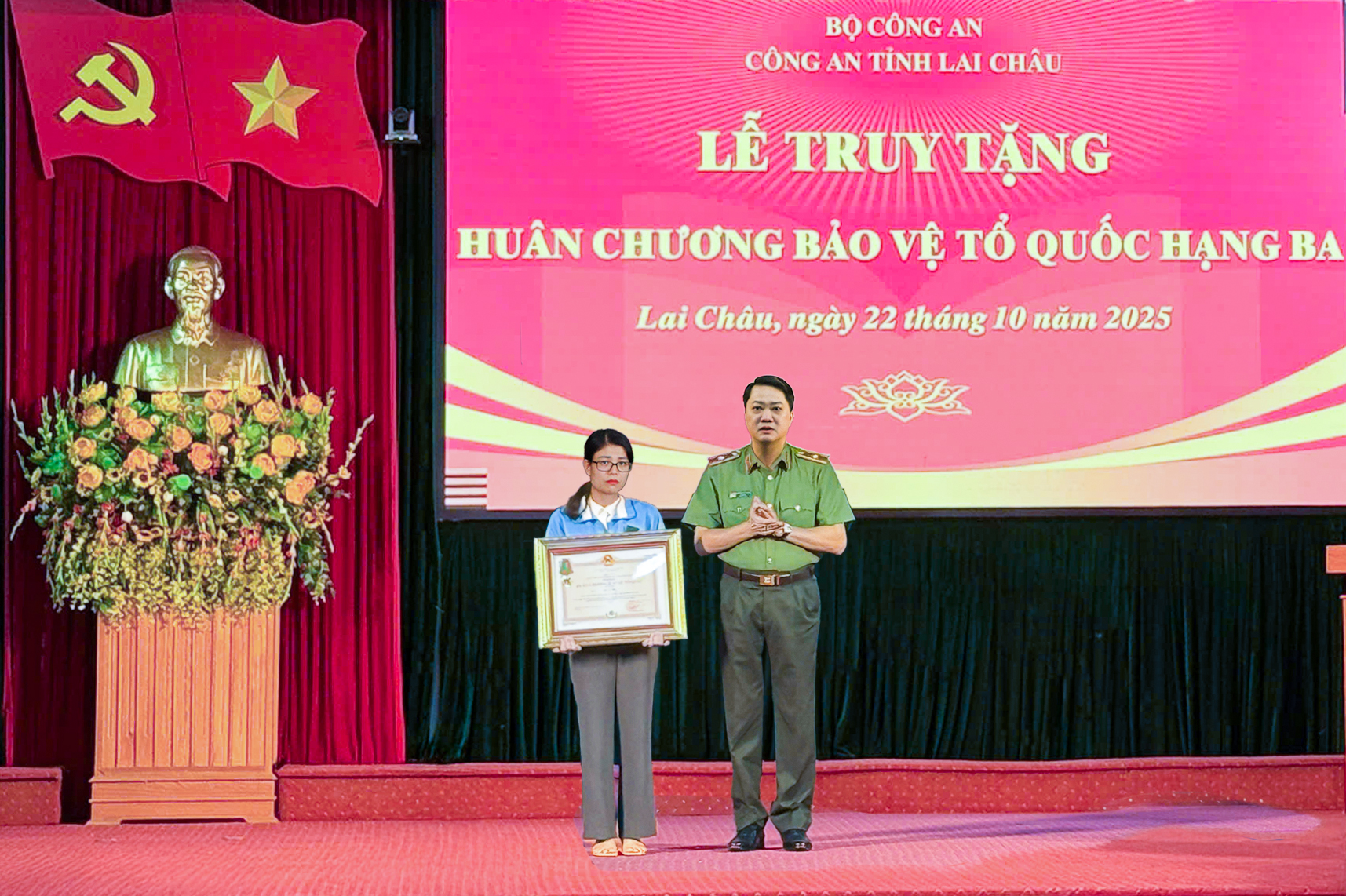 Truy tặng Huân chương bảo vệ Tổ quốc cho thiếu tá Hà Văn Minh anh hùng - Ảnh 1. Truy tặng Huân chương bảo vệ Tổ quốc cho thiếu tá Hà Văn Minh anh hùng - Ảnh 1.