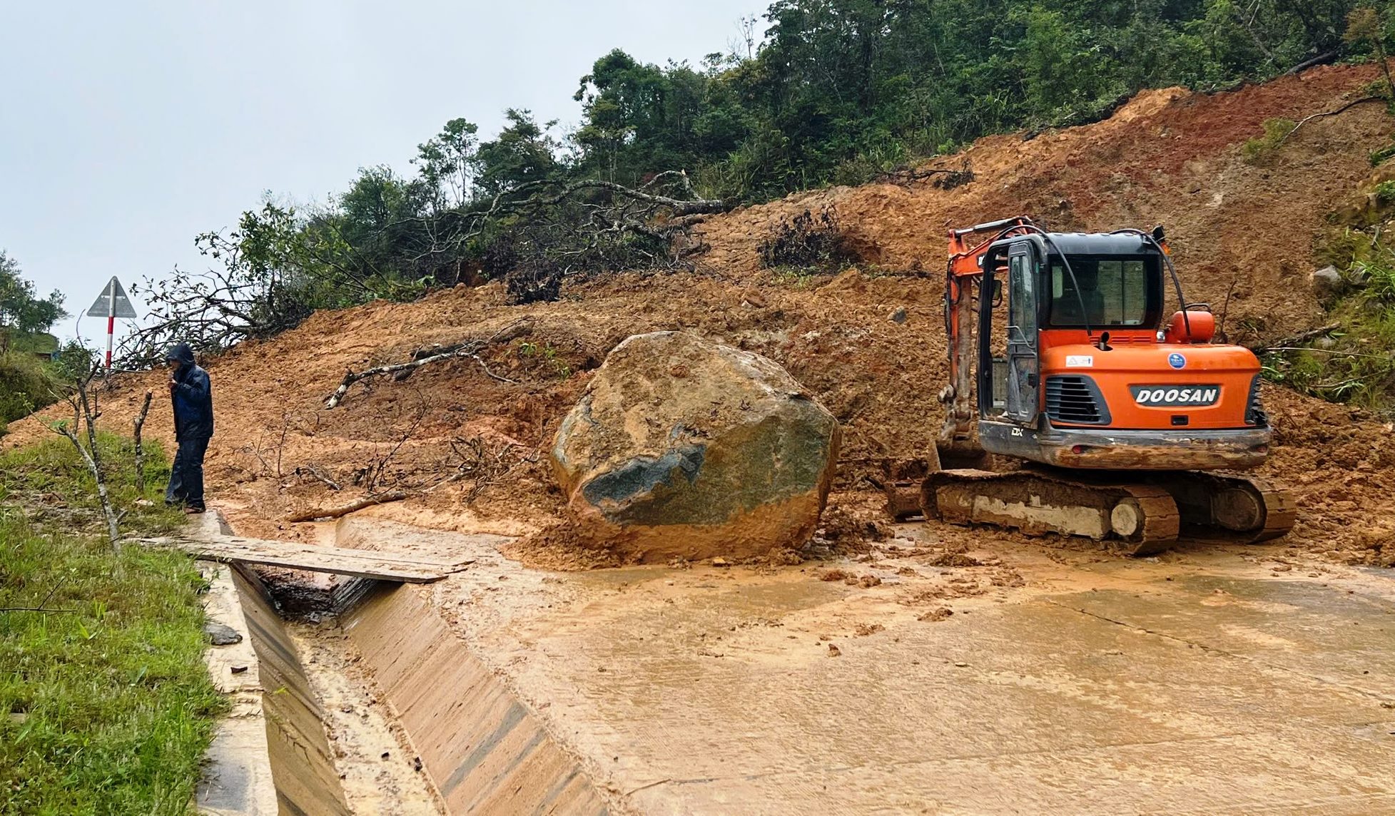Đà Nẵng: Sạt lở nghiêm trọng đường lên cửa khẩu quốc tế Nam Giang- Ảnh 1. Đà Nẵng: Sạt lở nghiêm trọng đường lên cửa khẩu quốc tế Nam Giang- Ảnh 1.