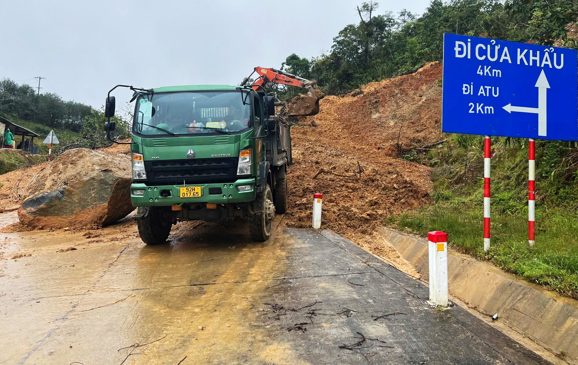 Đà Nẵng: Sạt lở nghiêm trọng đường lên cửa khẩu quốc tế Nam Giang- Ảnh 2. Đà Nẵng: Sạt lở nghiêm trọng đường lên cửa khẩu quốc tế Nam Giang- Ảnh 2.