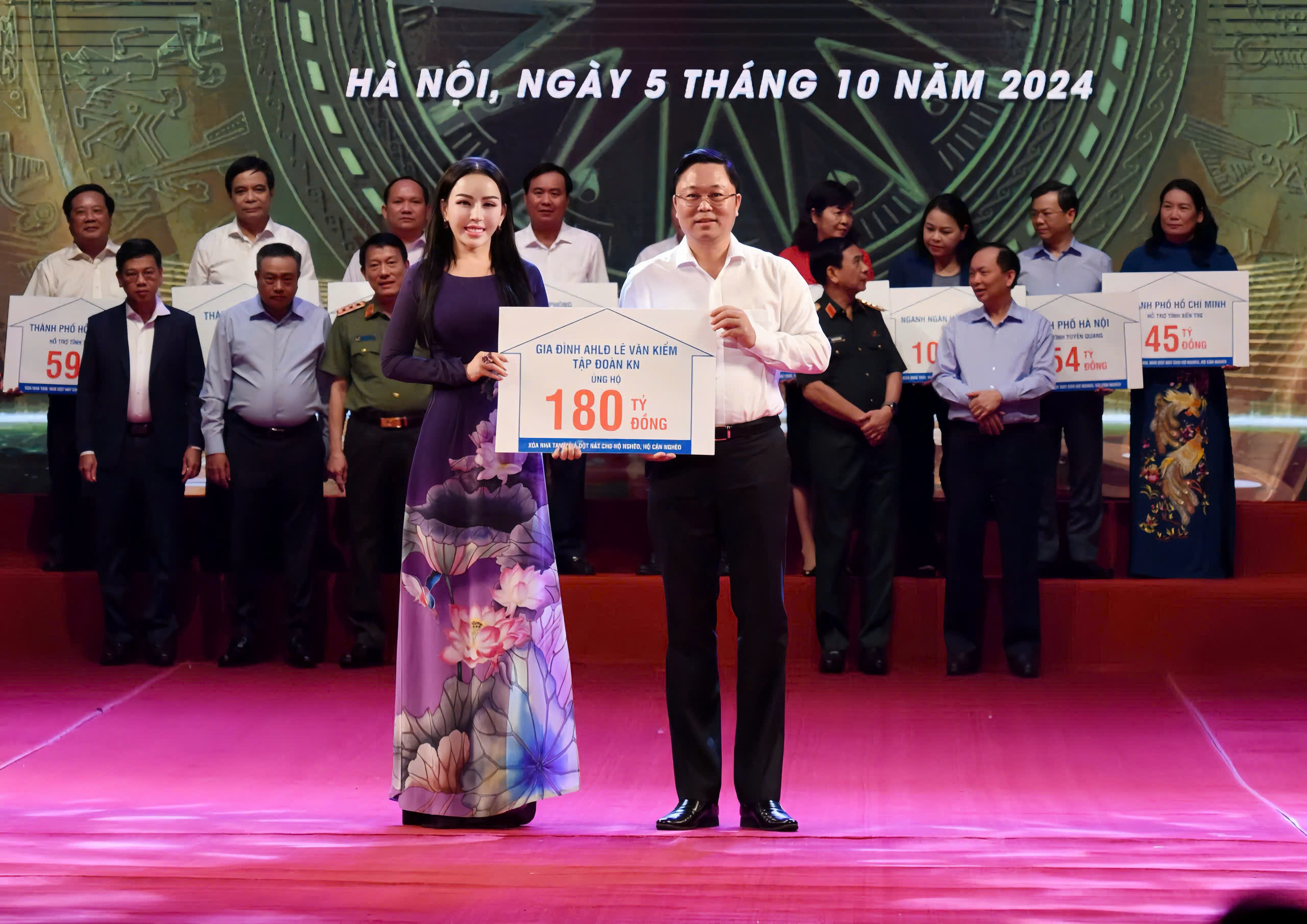 Phó chủ tịch KN Holdings đạt Top 10 Nữ Doanh nhân Việt Nam tiêu biểu 2025 - Ảnh 3.