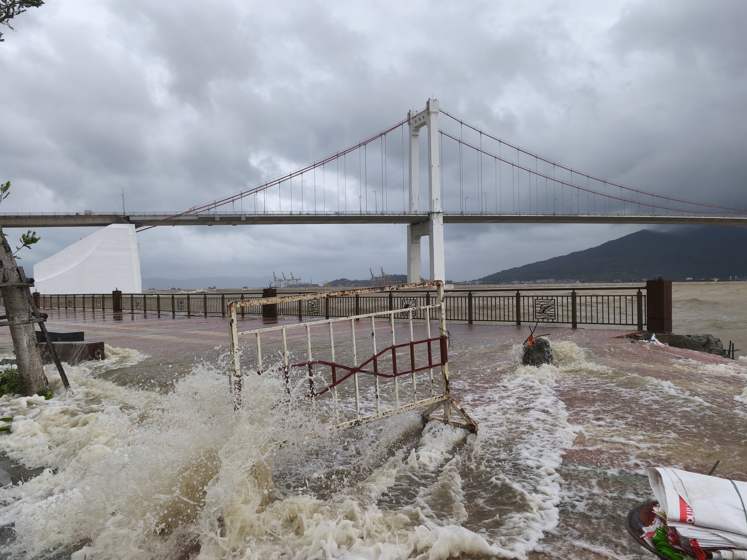 Sóng dữ sông Hàn công phá kè Đà Nẵng khiến người dân Thót tim ghi hình - Ảnh 14.