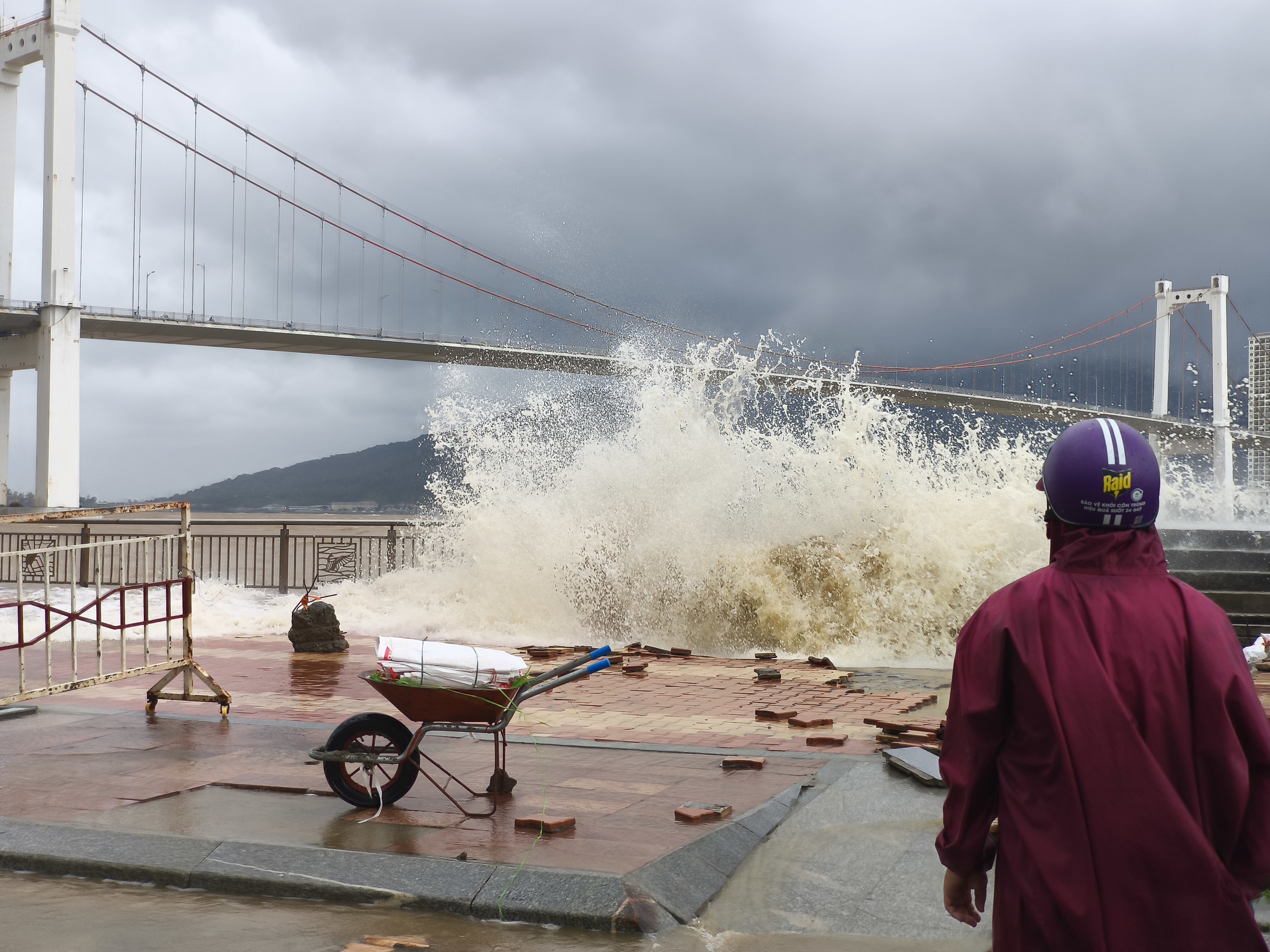 Sóng dữ sông Hàn công phá kè Đà Nẵng khiến người dân Thót tim ghi hình - Ảnh 10.