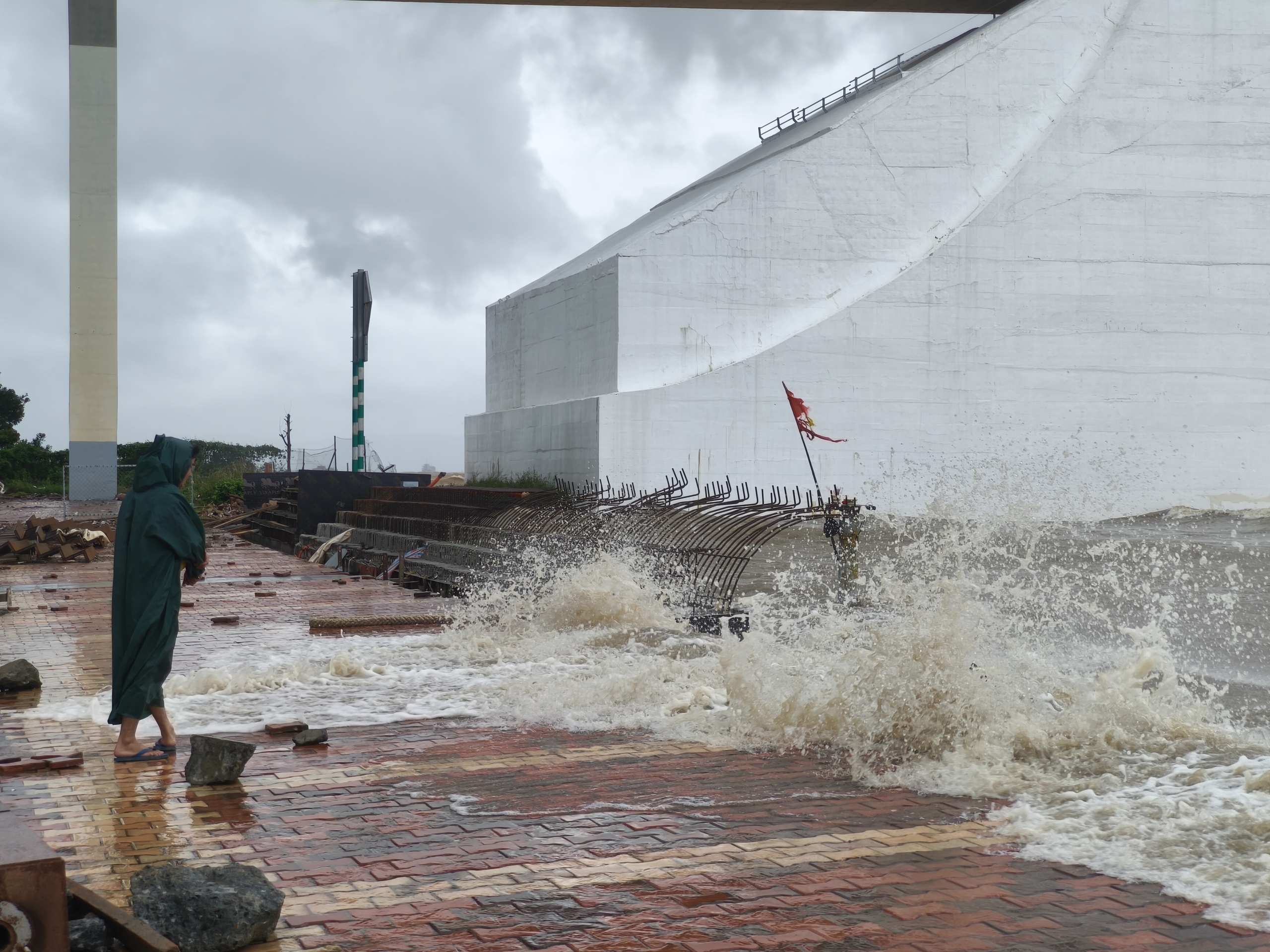Sóng dữ sông Hàn công phá kè Đà Nẵng khiến người dân Thót tim ghi hình - Ảnh 15.