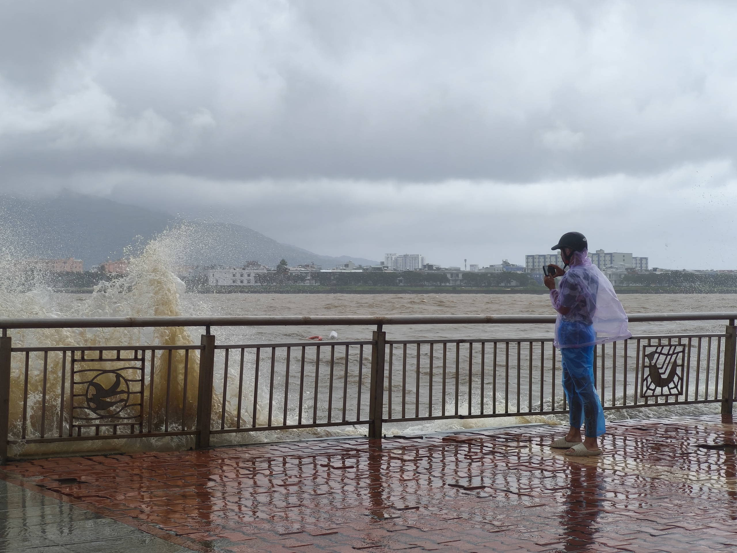 Sóng dữ sông Hàn công phá kè Đà Nẵng khiến người dân Thót tim ghi hình - Ảnh 2.