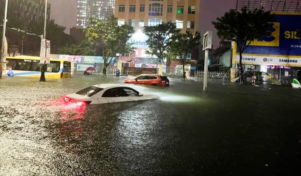 Đ&agrave; Nẵng cảnh gi&aacute;c trước b&atilde;o số 12 , chuẩn bị đối ph&oacute; với mưa lũ lịch sử - Ảnh 1.