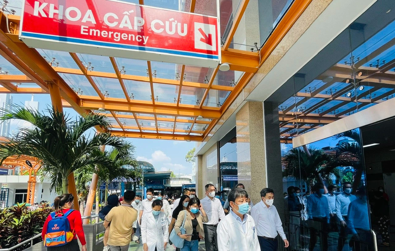 Bé trai 5 tuổi nguy kịch trên giường bệnh vì bỏng xăng ở Gia Lai - Ảnh 1.