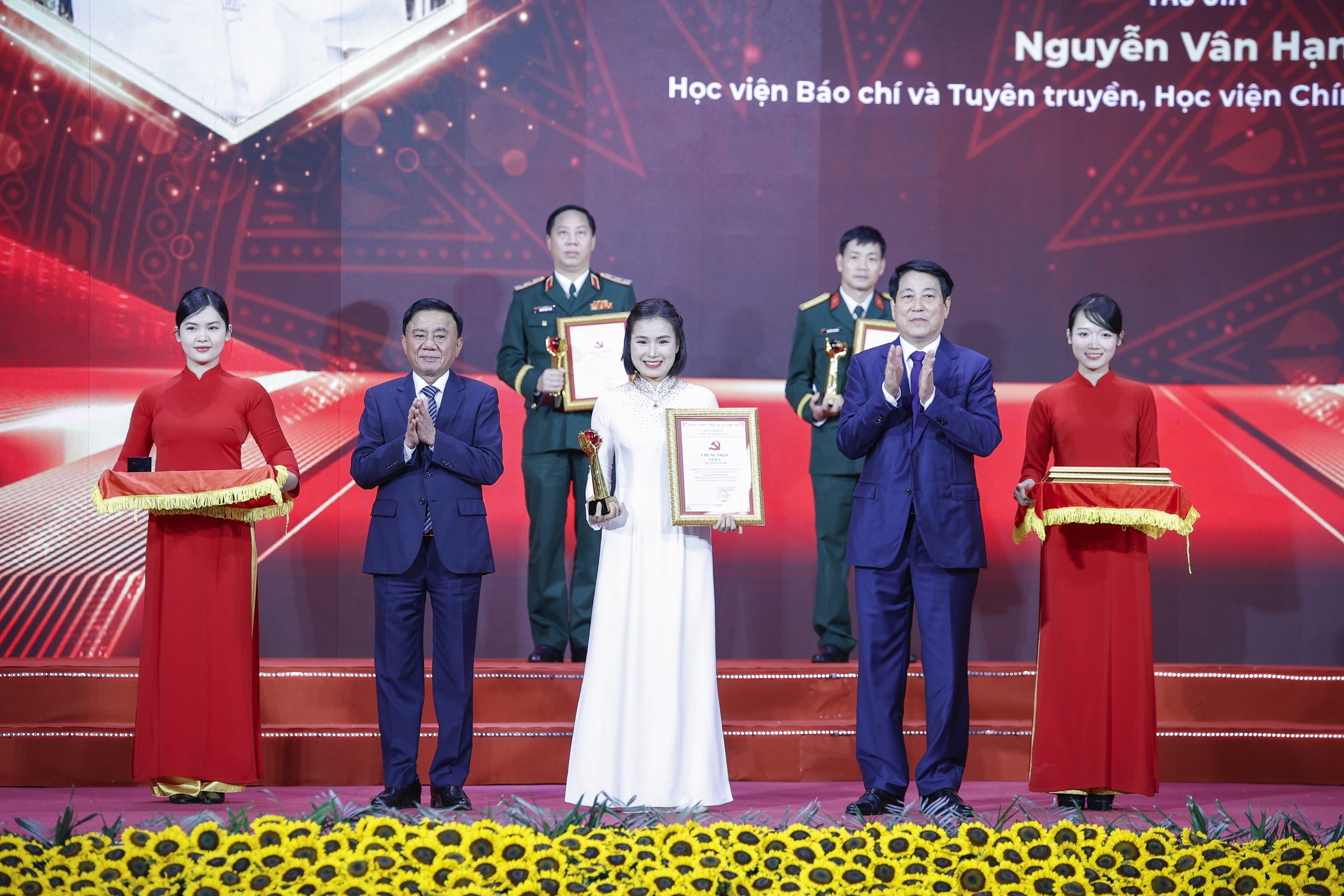 Chủ tịch nước dự lễ trao giải cuộc thi bảo vệ nền tảng tư tưởng của Đảng - Ảnh 4.