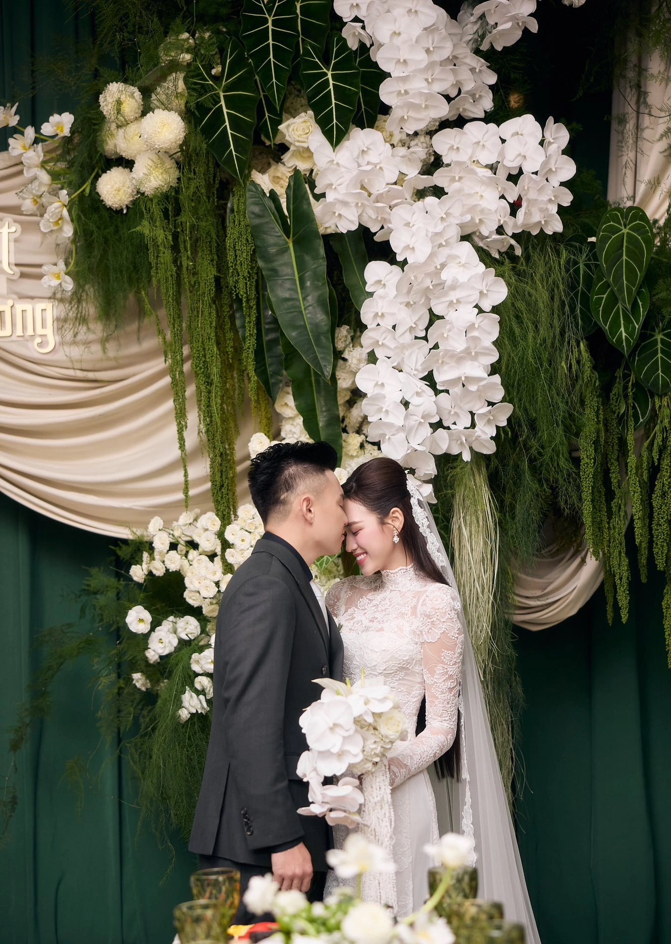 Bên trong đám cưới ngọt ngào của Hoa hậu Đỗ Thị Hà và chồng thiếu gia - Ảnh 1. Bên trong đám cưới ngọt ngào của Hoa hậu Đỗ Thị Hà và chồng thiếu gia - Ảnh 1.