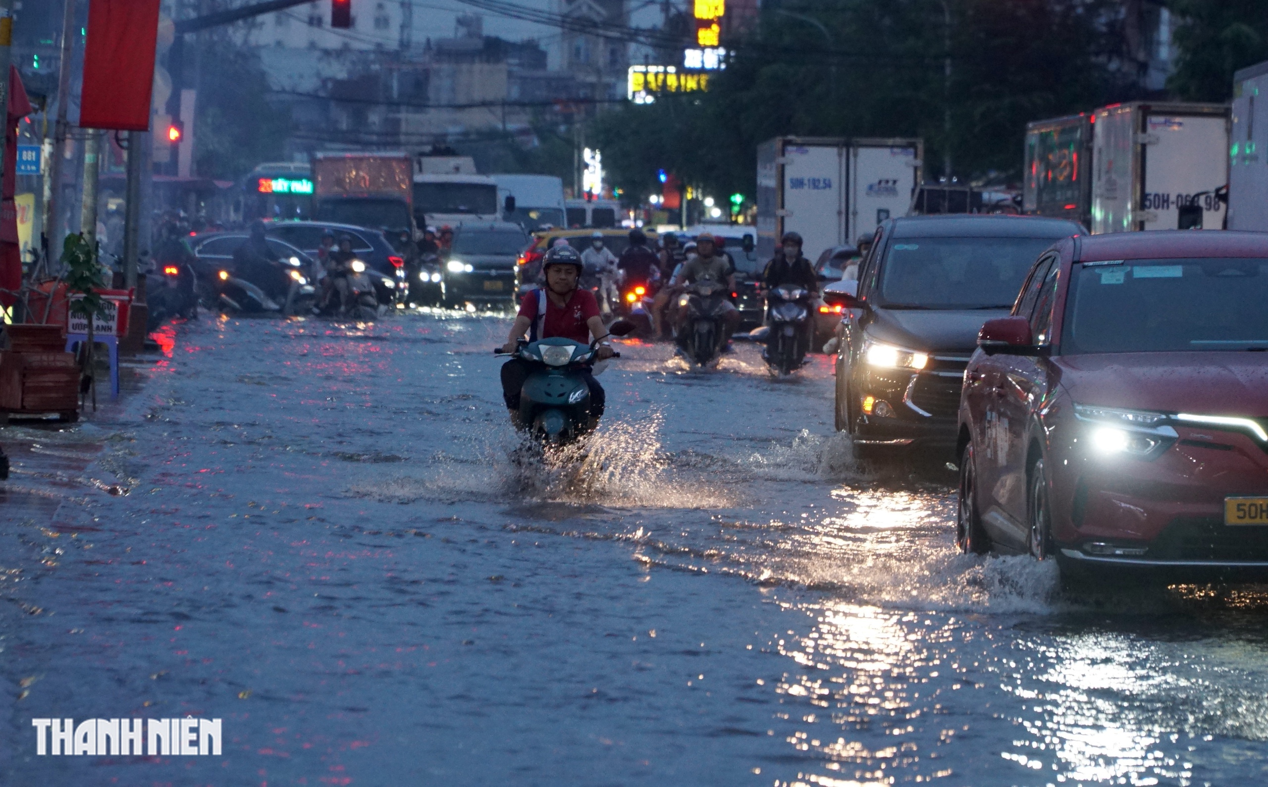 Đường ở TP.HCM ngập s&acirc;u do triều cường d&acirc;ng cao, xe cộ chen ch&uacute;c di chuyển - Ảnh 9.