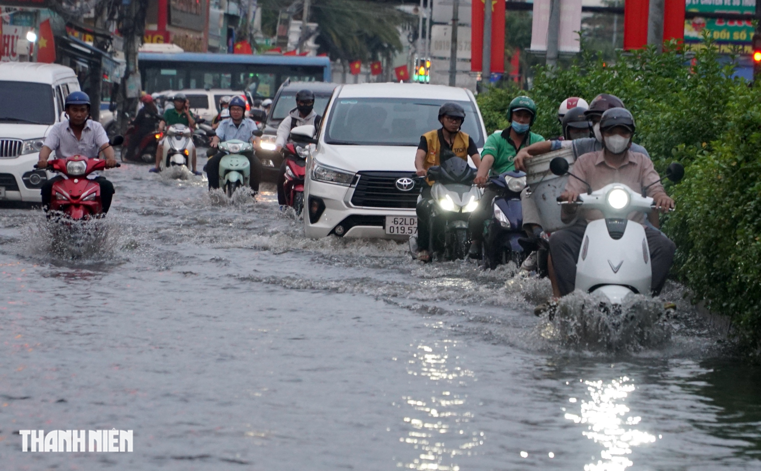 Đường ở TP.HCM ngập s&acirc;u do triều cường d&acirc;ng cao, xe cộ chen ch&uacute;c di chuyển - Ảnh 4.