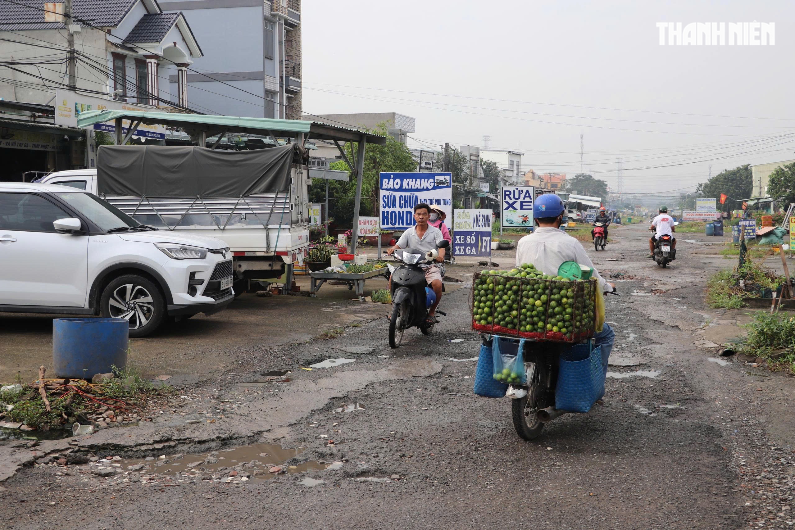 Đường quanh khu đô thị ĐHQG TP.HCM hư hỏng, sinh viên khổ sở đi lại - Ảnh 6.
