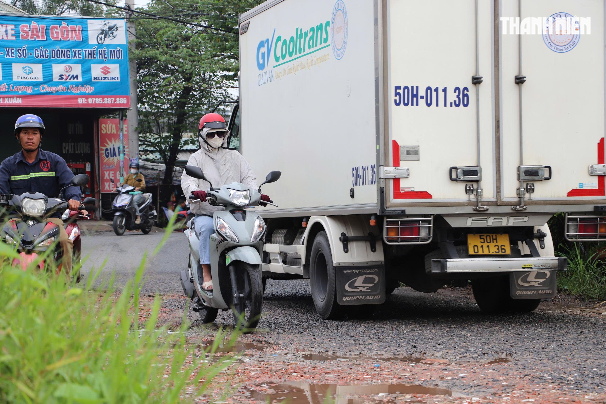 Đường quanh khu đô thị ĐHQG TP.HCM hư hỏng, sinh viên khổ sở đi lại - Ảnh 4.