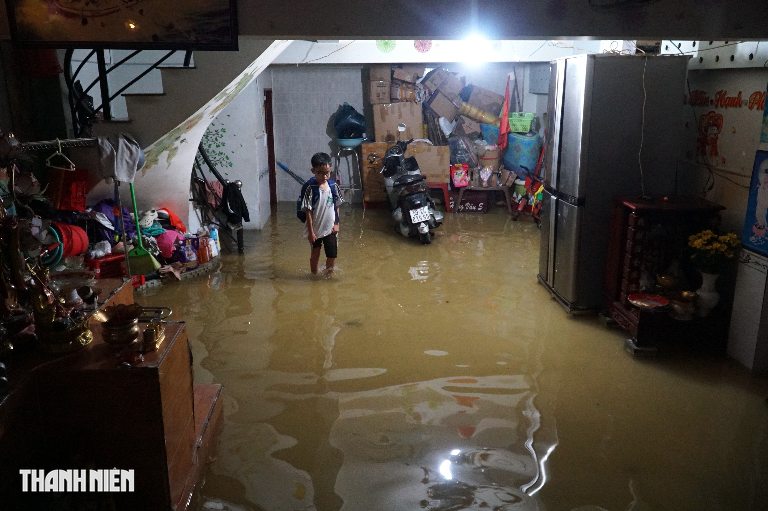 Đường ở TP.HCM ngập s&acirc;u do triều cường d&acirc;ng cao, xe cộ chen ch&uacute;c di chuyển - Ảnh 8.