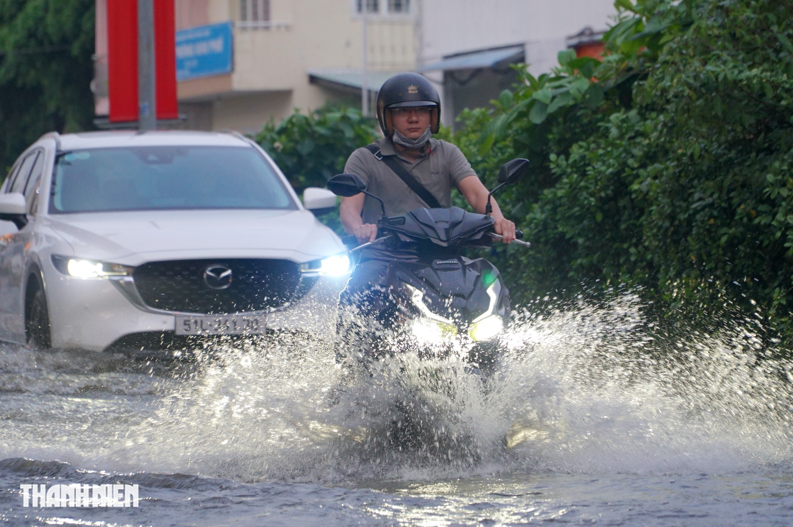 Đường ở TP.HCM ngập s&acirc;u do triều cường d&acirc;ng cao, xe cộ chen ch&uacute;c di chuyển - Ảnh 7.