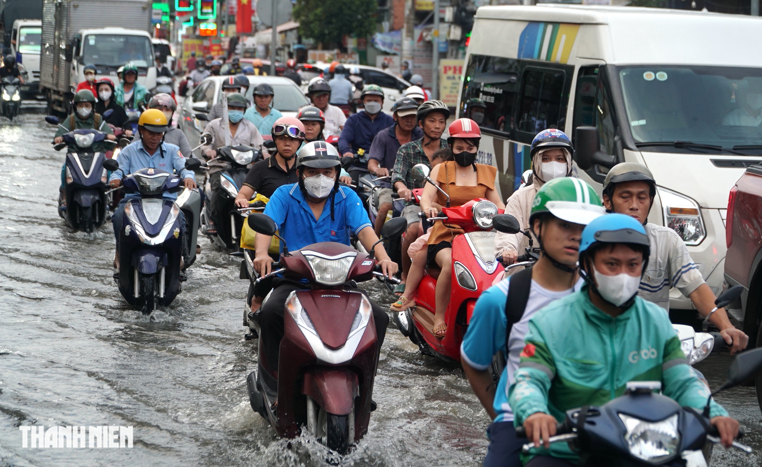 Đường ở TP.HCM ngập s&acirc;u do triều cường d&acirc;ng cao, xe cộ chen ch&uacute;c di chuyển - Ảnh 3.