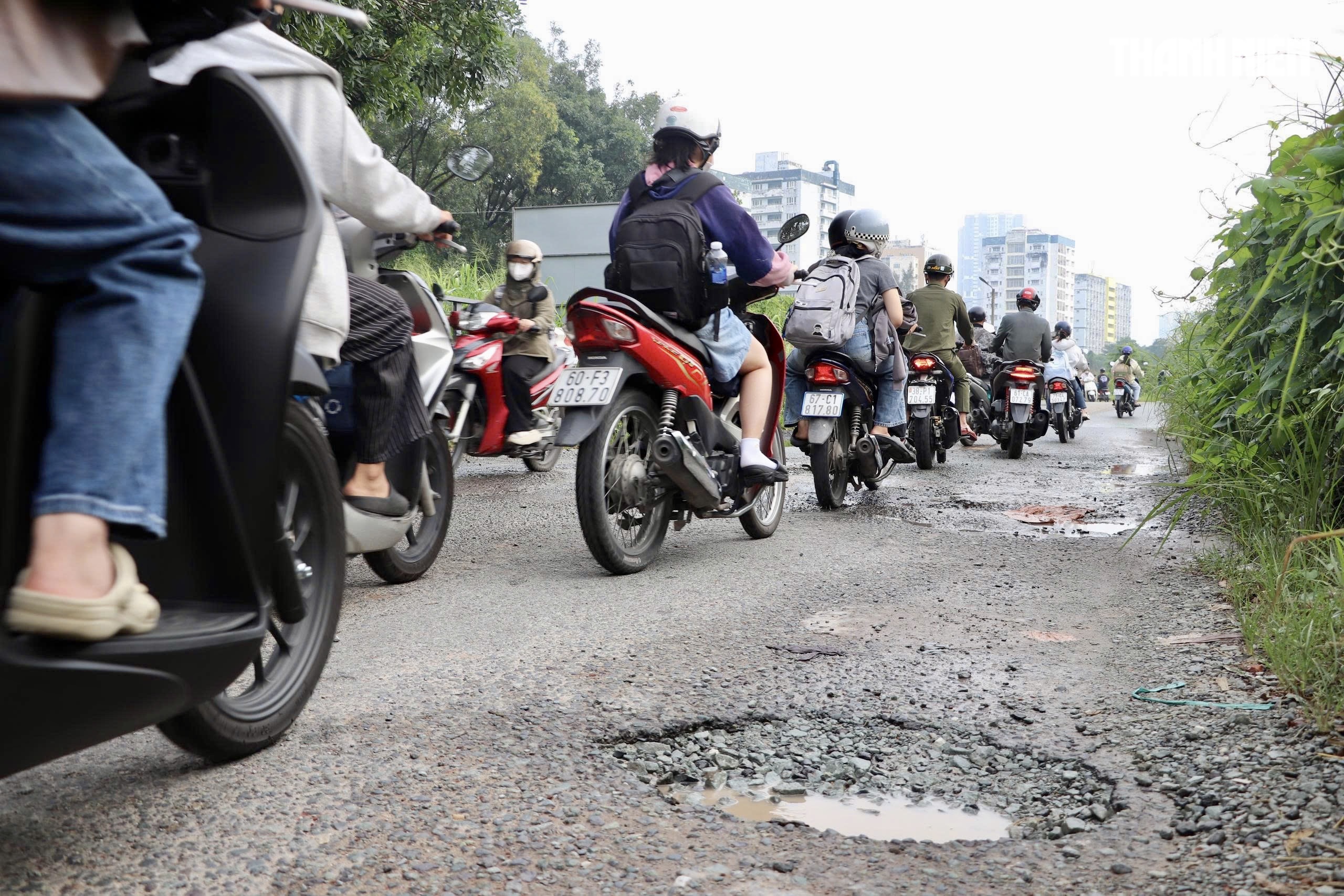 Đường quanh khu đô thị ĐHQG TP.HCM hư hỏng, sinh viên khổ sở đi lại - Ảnh 5.