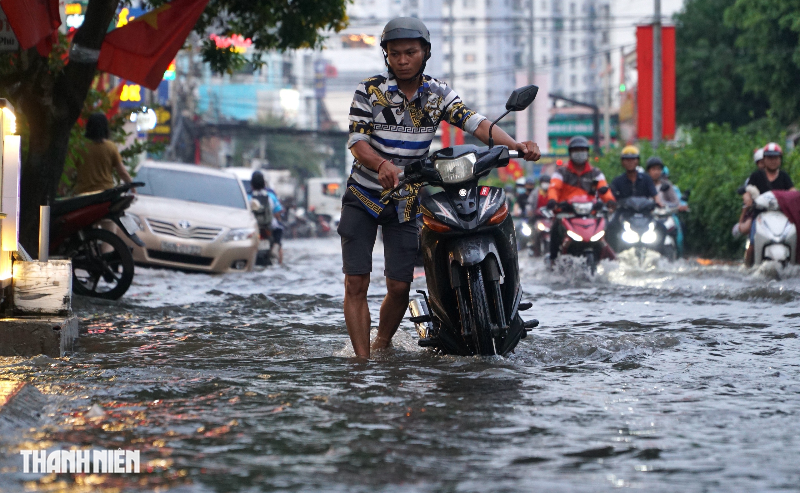 Đường ở TP.HCM ngập s&acirc;u do triều cường d&acirc;ng cao, xe cộ chen ch&uacute;c di chuyển - Ảnh 5.