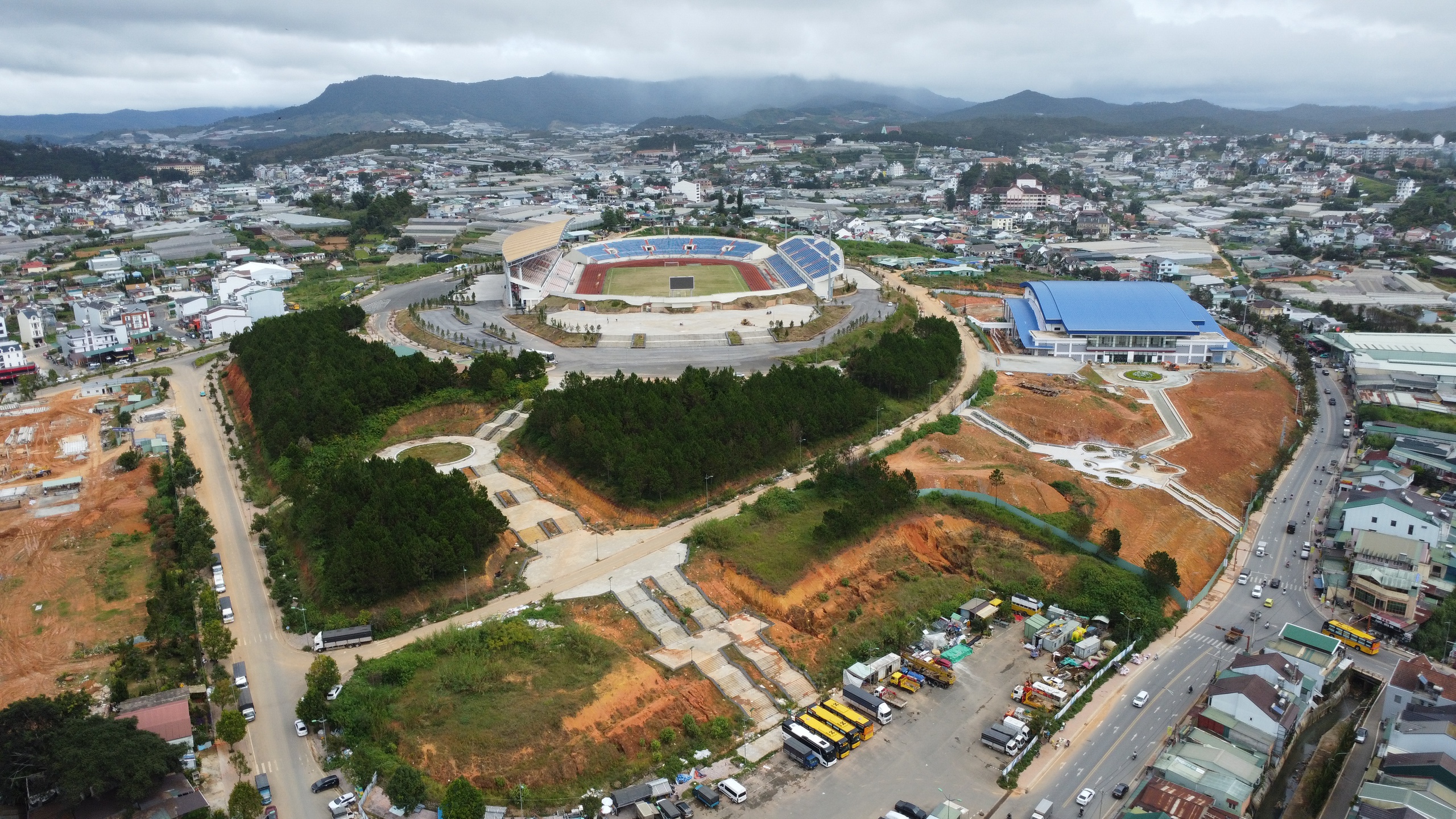 Sân Đà Lạt hàng trăm tỉ đồng chưa nghiệm thu, đã xuống cấp: Sở tiết lộ lý do bất ngờ - Ảnh 1. Sân Đà Lạt hàng trăm tỉ đồng chưa nghiệm thu, đã xuống cấp: Sở tiết lộ lý do bất ngờ - Ảnh 1.