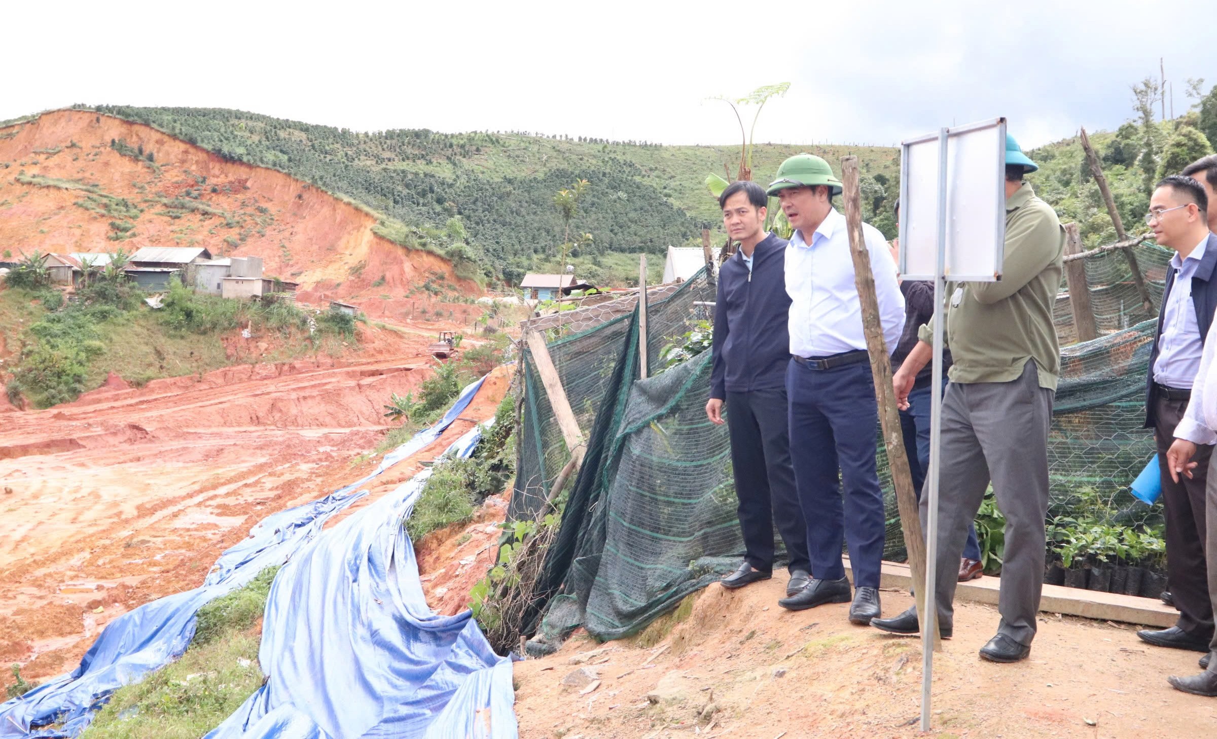 Sạt lở đất tại khu tái định cư ở Lâm Đồng: Ưu tiên bảo vệ dân - Ảnh 5. Sạt lở đất tại khu tái định cư ở Lâm Đồng: Ưu tiên bảo vệ dân - Ảnh 5.